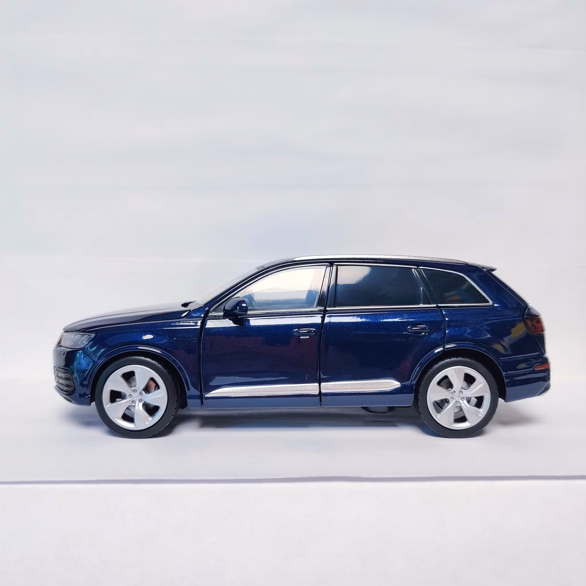 Skala 1/32 Audi Q7, Mörkblå metallic från Tayumo