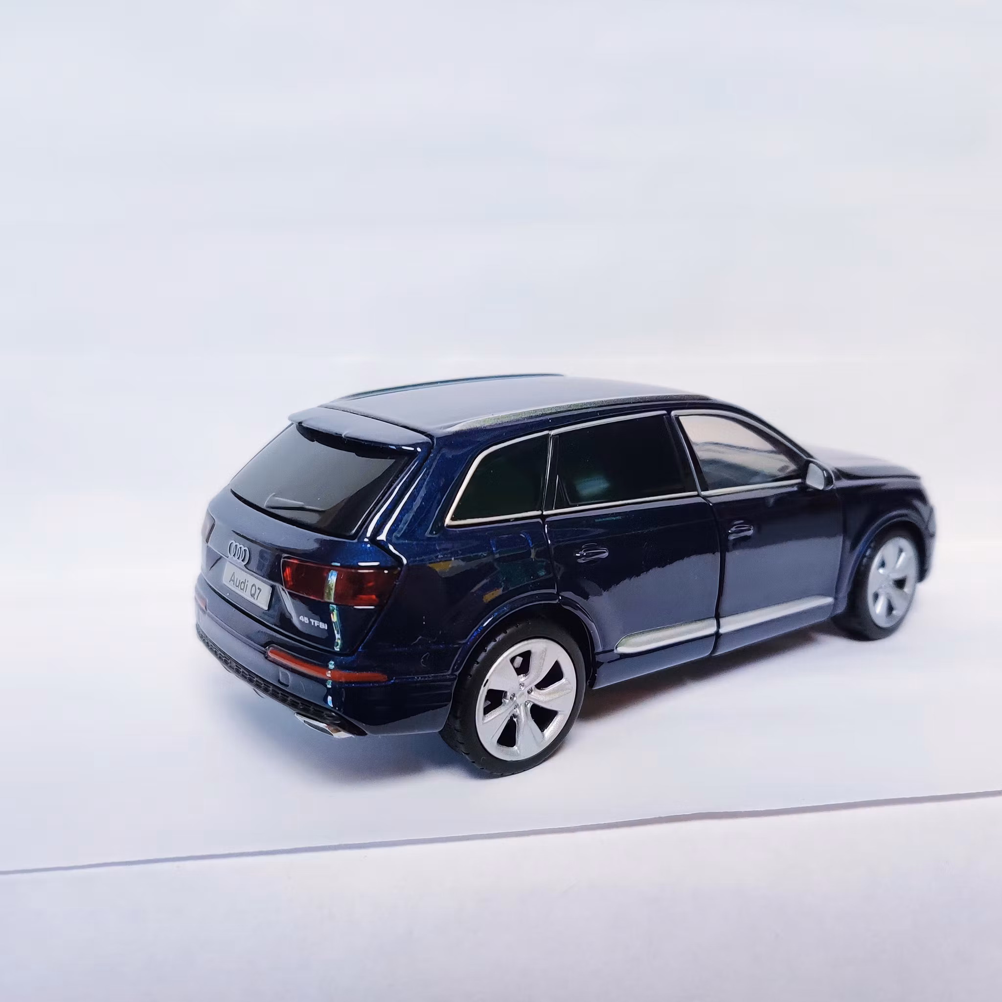 Skala 1/32 Audi Q7, Mörkblå metallic från Tayumo