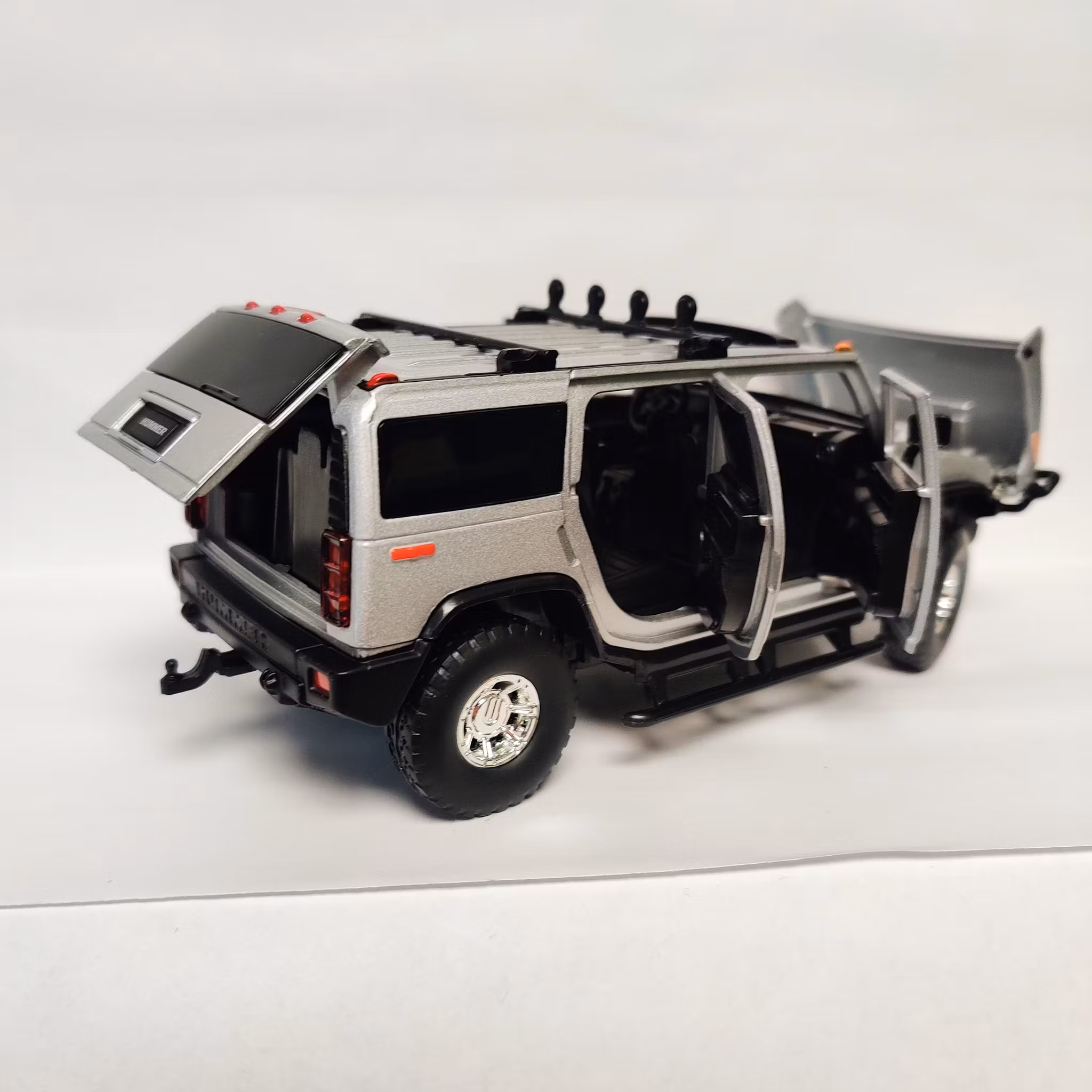 Skala 1/32 HUMMER H2, Silver-Grå,  från Tayumo