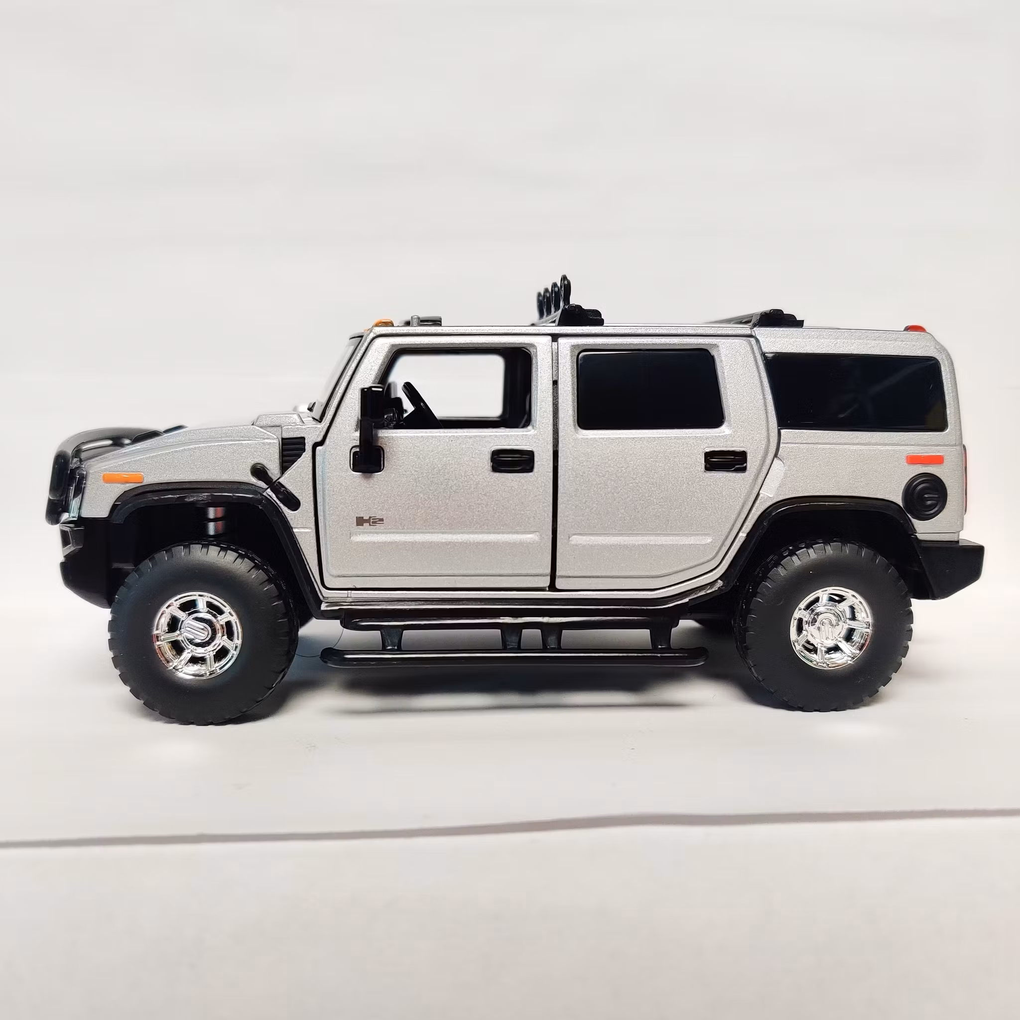 Skala 1/32 HUMMER H2, Silver-Grå,  från Tayumo