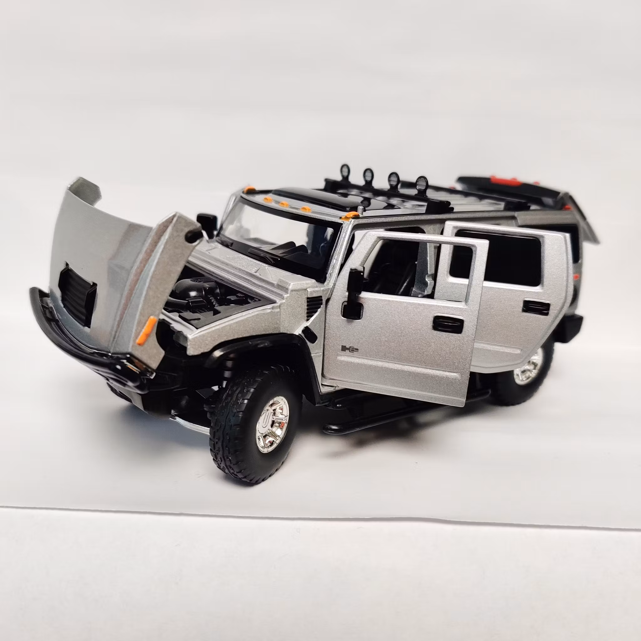 Skala 1/32 HUMMER H2, Silver-Grå,  från Tayumo