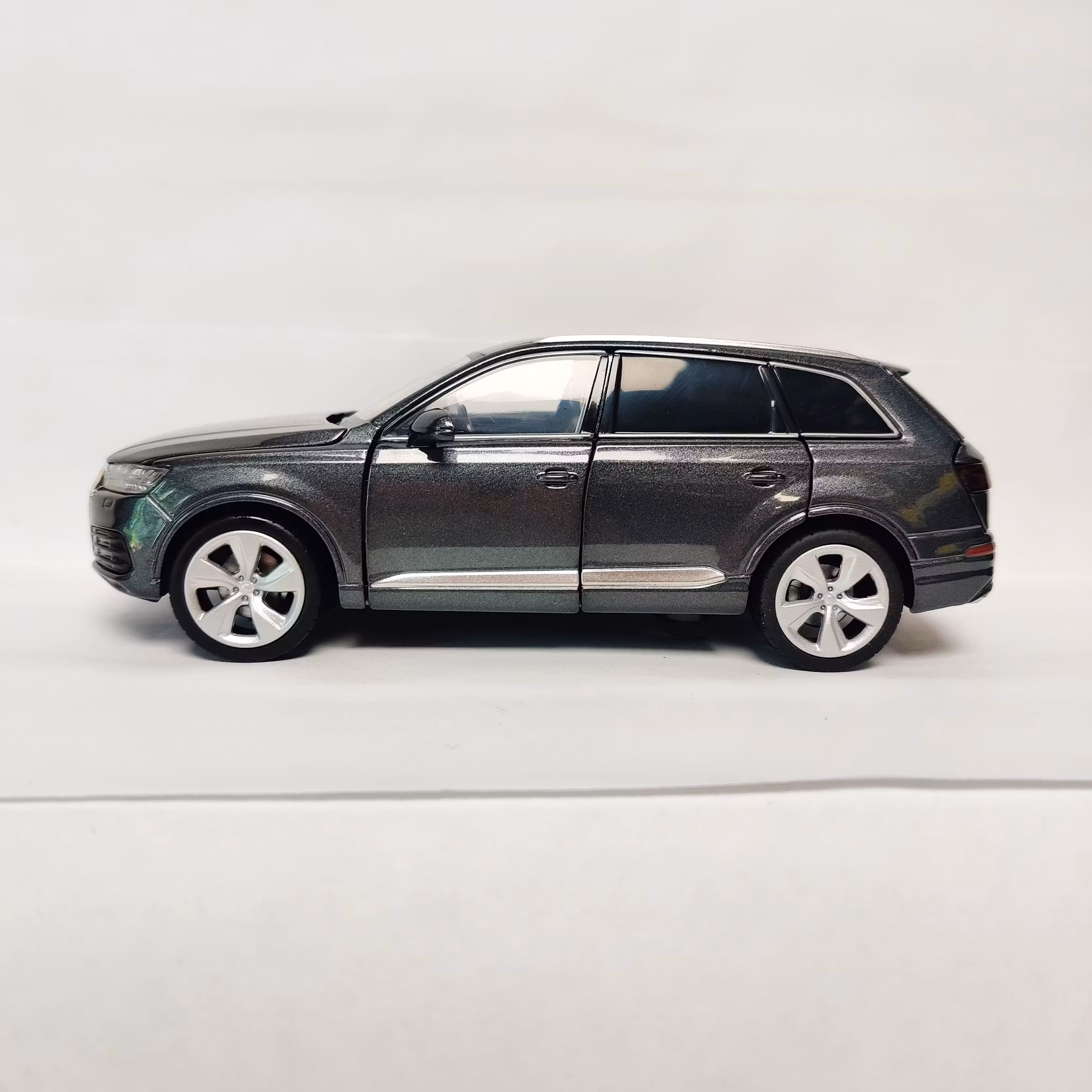 Skala 1/32 Audi Q7, Mörk-Grå (metalic) från Tayumo
