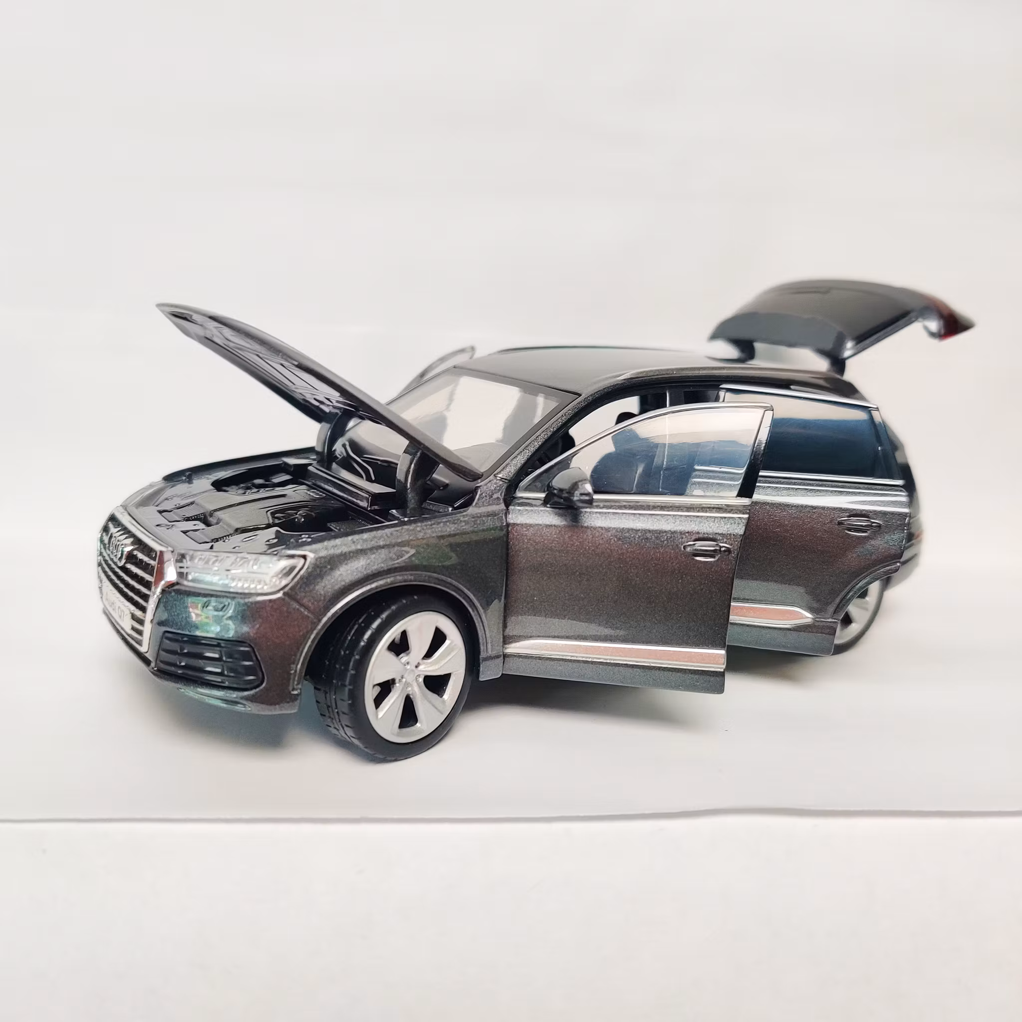 Skala 1/32 Audi Q7, Mörk-Grå (metalic) från Tayumo