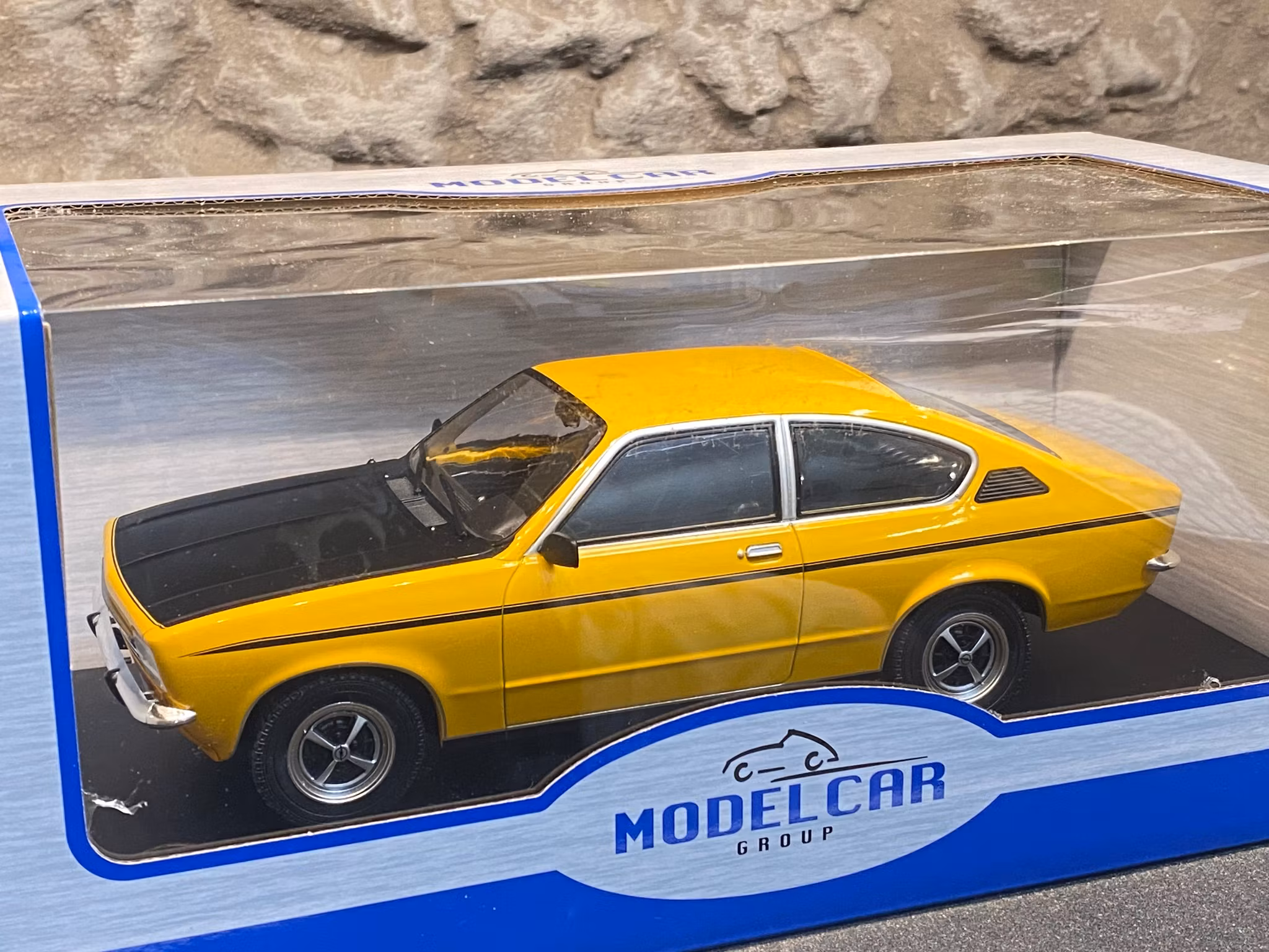 Skala 1/18 Opel Kadett C Coupe, orange w blk hood 1975 fr MCG/Model Car Group