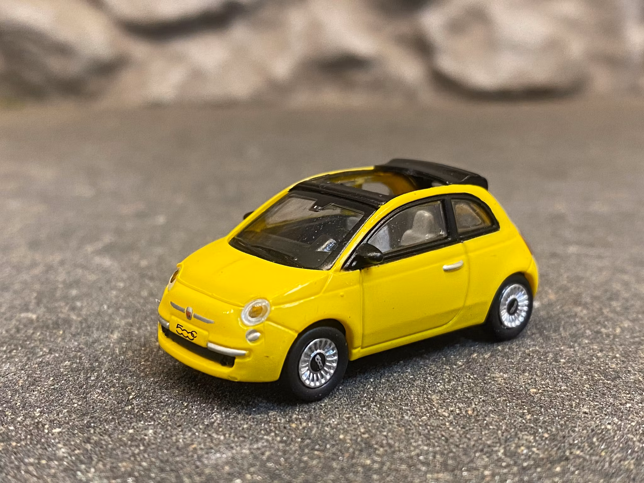 Skala 1/87 H0, Fiat 500C, 2009, open roof, yellow fr Norev