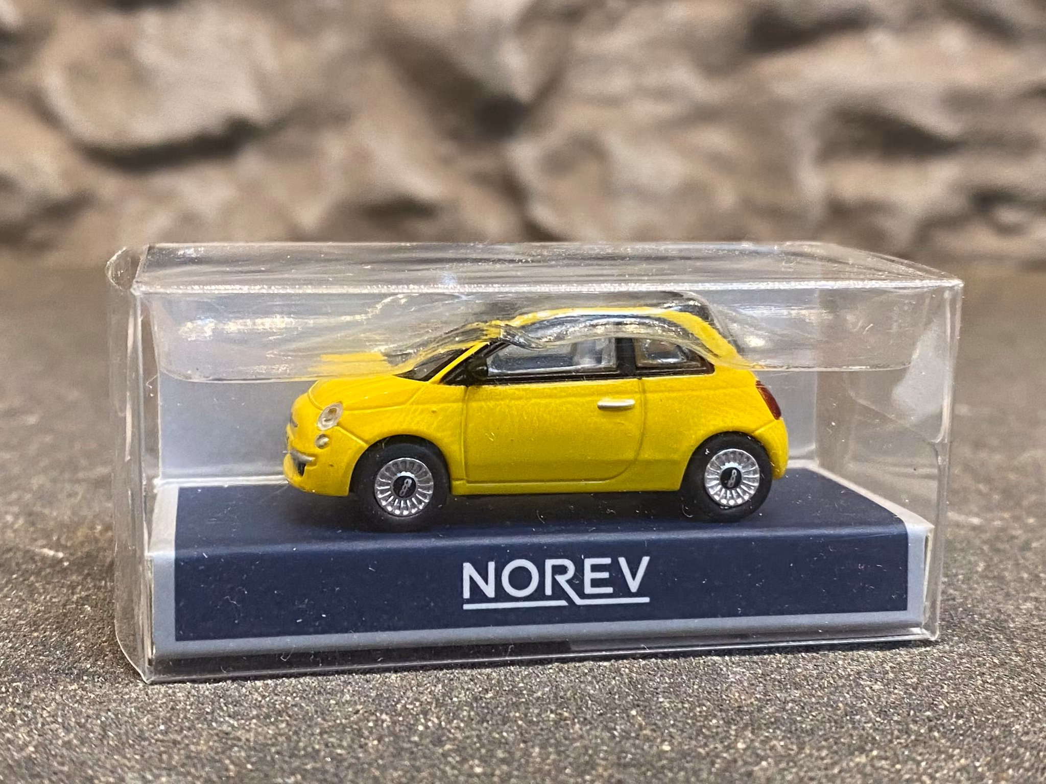 Skala 1/87 H0, Fiat 500C, 2009, open roof, yellow fr Norev
