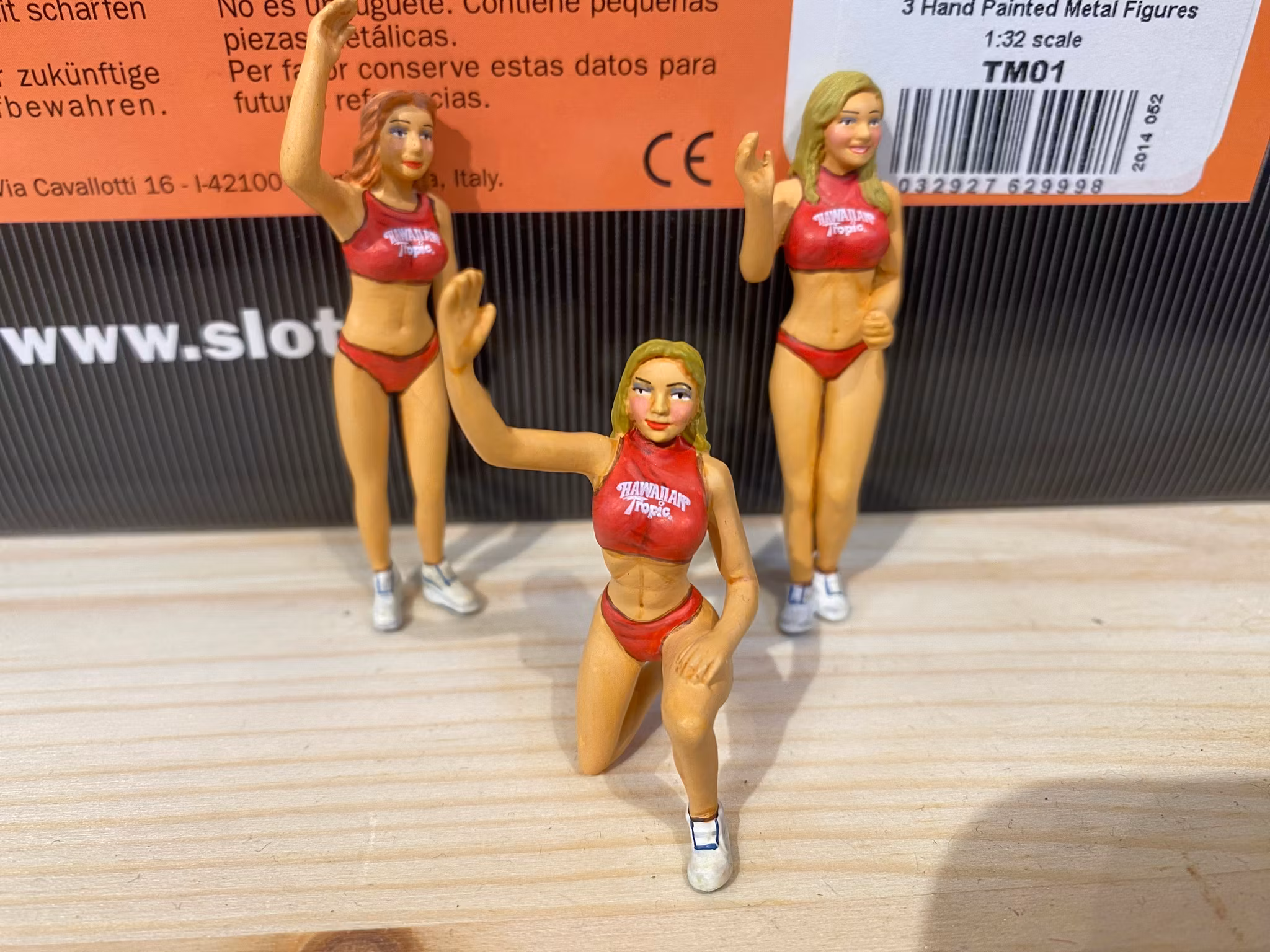 Skala 1/32  - Pit Lane Girls - 3 hanspainted metal-figures with stands fr Slot.it