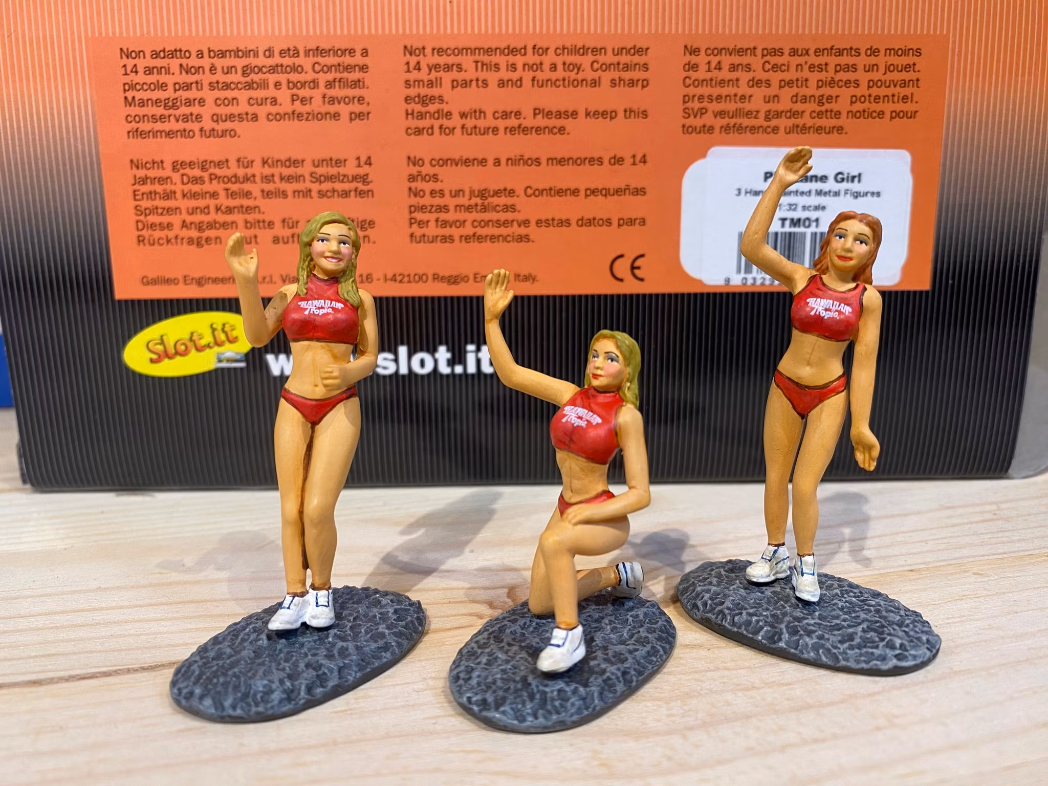 Skala 1/32  - Pit Lane Girls - 3 hanspainted metal-figures with stands fr Slot.it