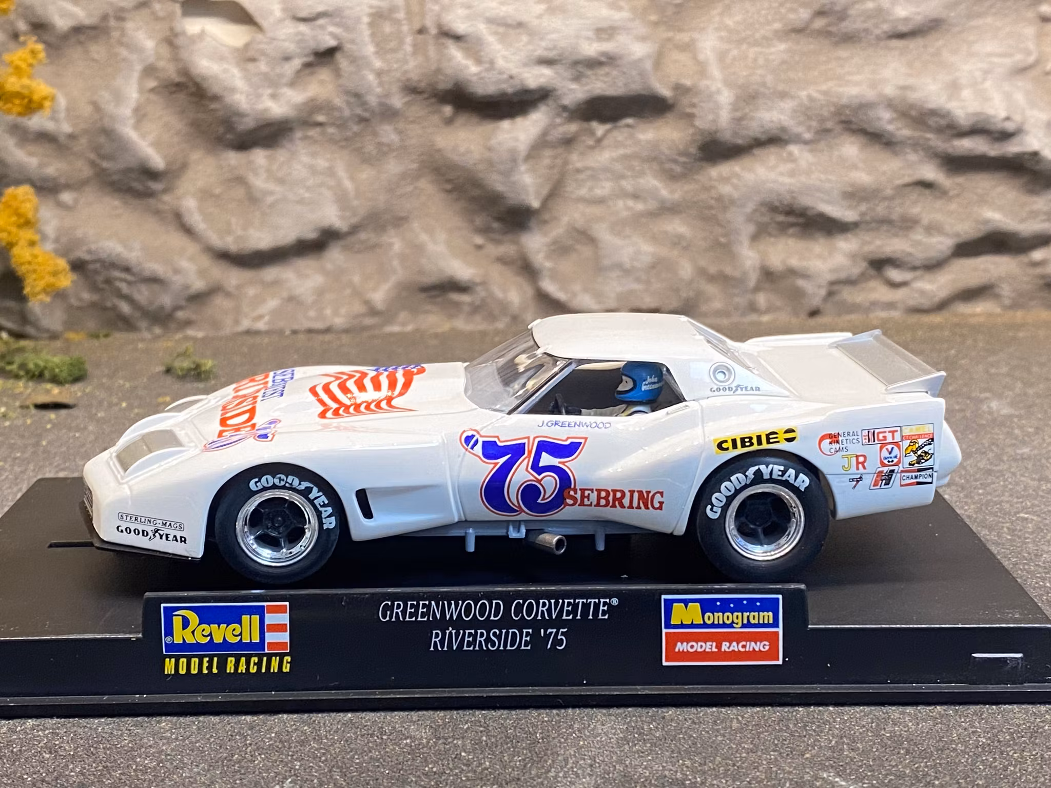 Skala 1/32 Analog Slotcar fr Revell: Greenwood Corvette - Riverside 1975