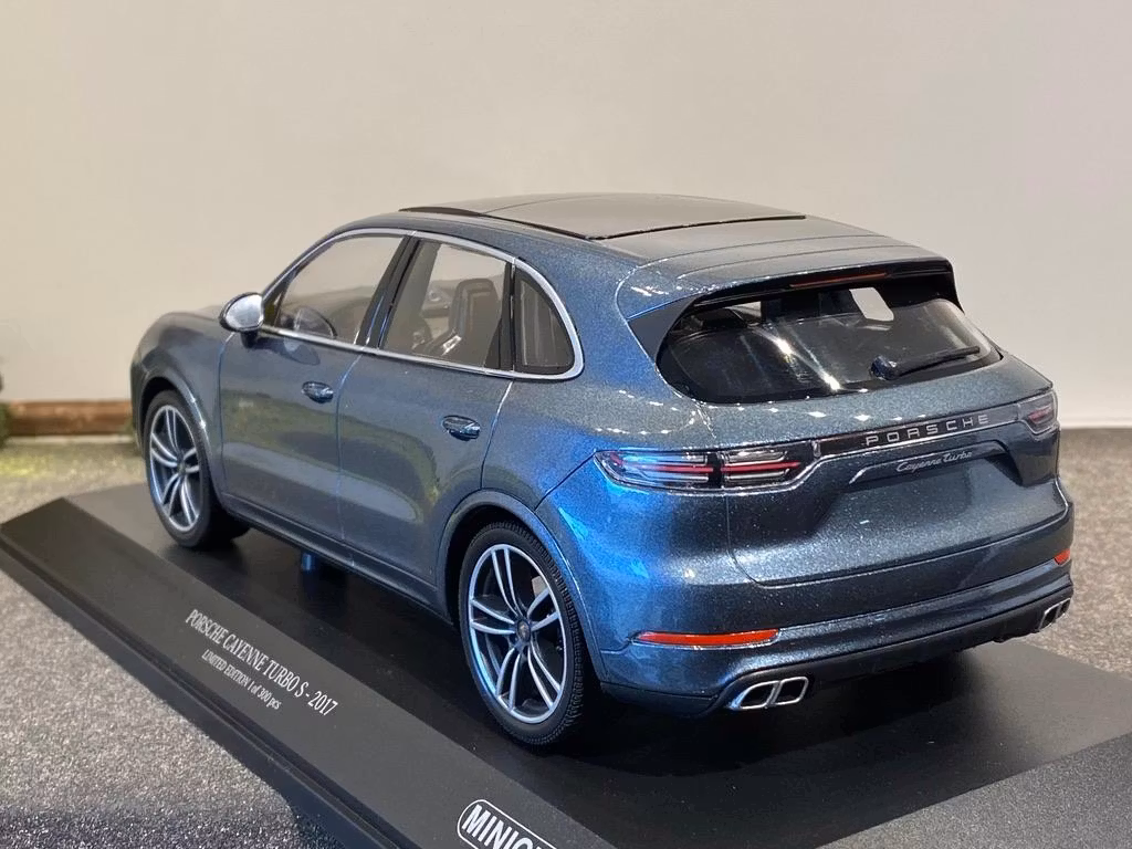 Skala 1/18 Porsche Cayenne Turbo S 2017 fr Minichamps 1 av 300 ex