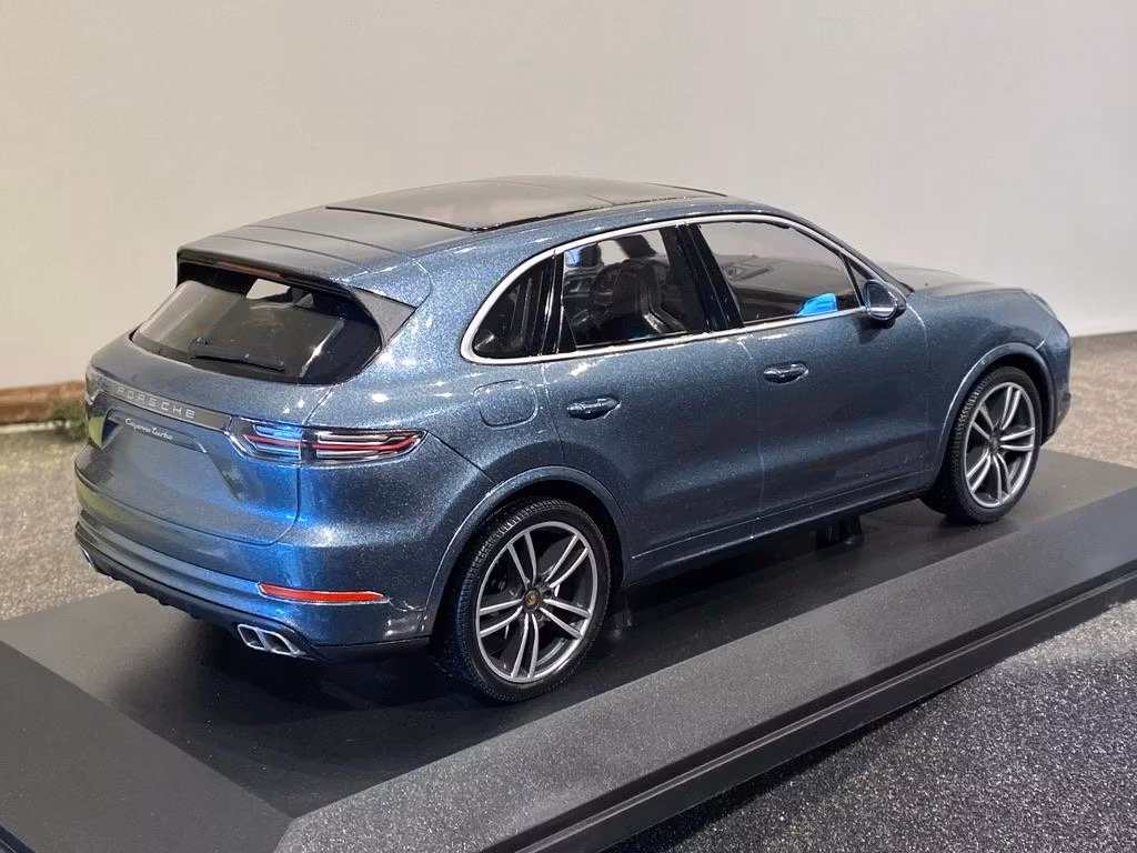 Skala 1/18 Porsche Cayenne Turbo S 2017 fr Minichamps 1 av 300 ex