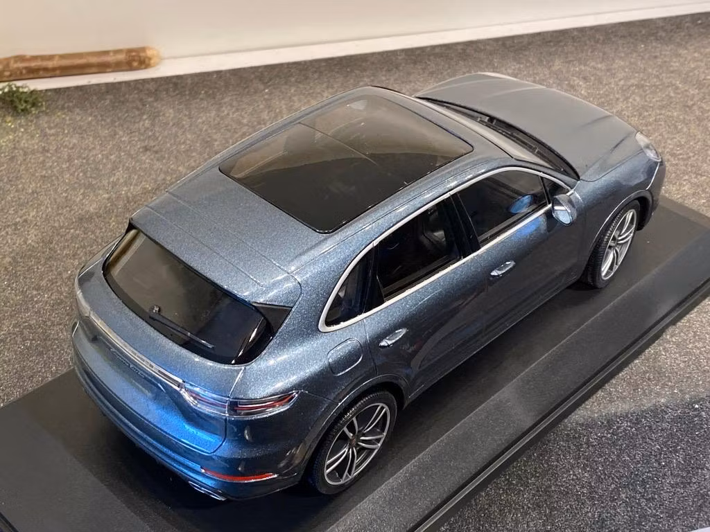 Skala 1/18 Porsche Cayenne Turbo S 2017 fr Minichamps 1 av 300 ex