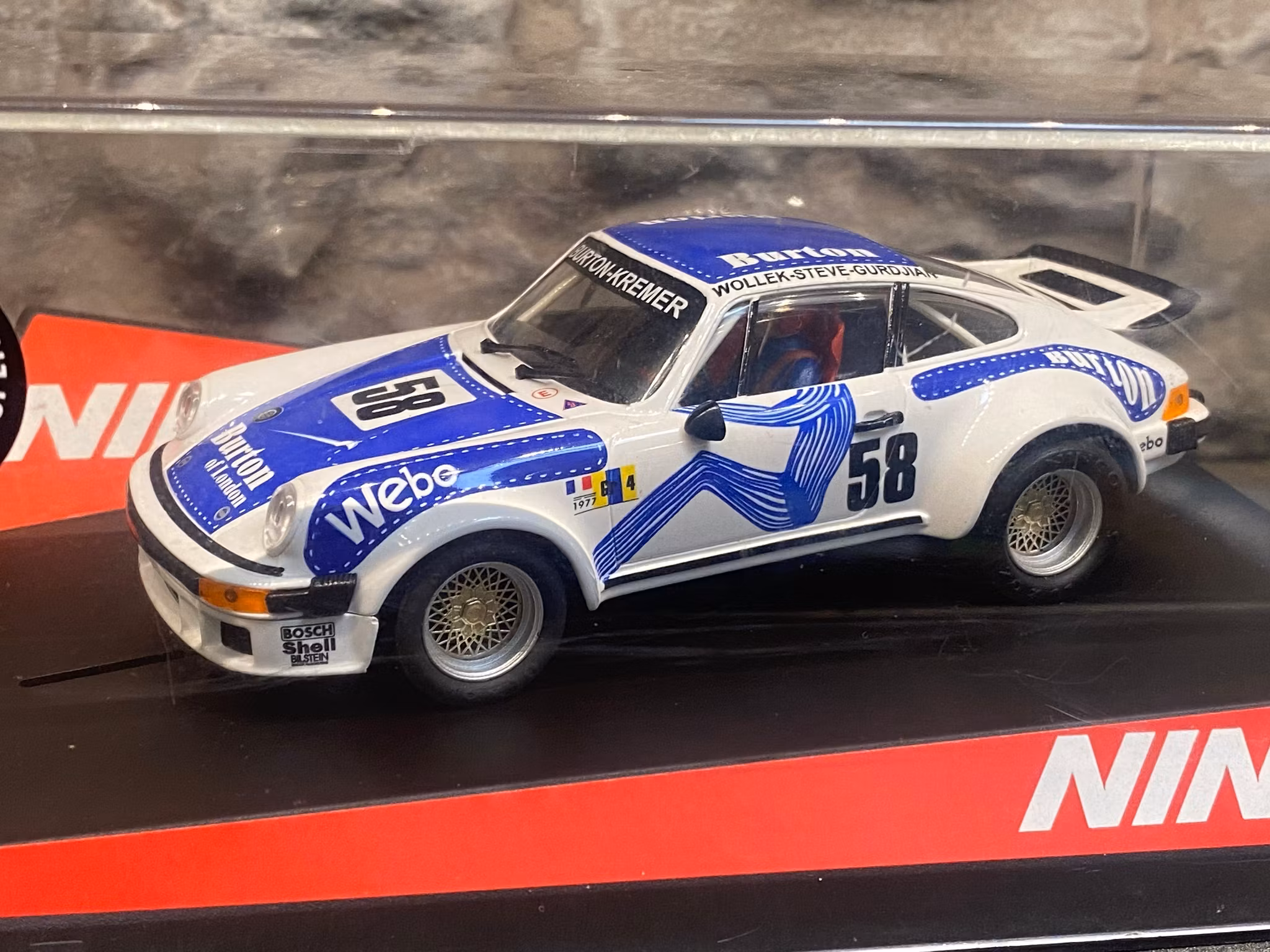 Skala 1/32 Analog Slotcar: Porsche 934 (911) "Burton of London" - 50334 fr NINCO