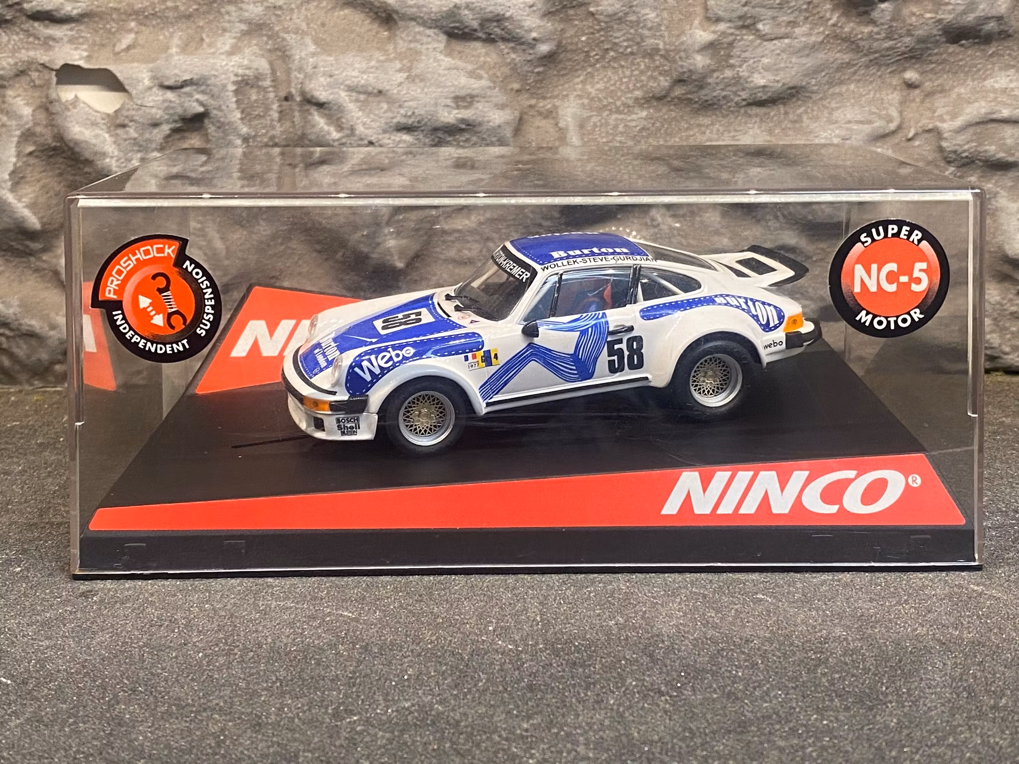 Skala 1/32 Analog Slotcar: Porsche 934 (911) "Burton of London" - 50334 fr NINCO
