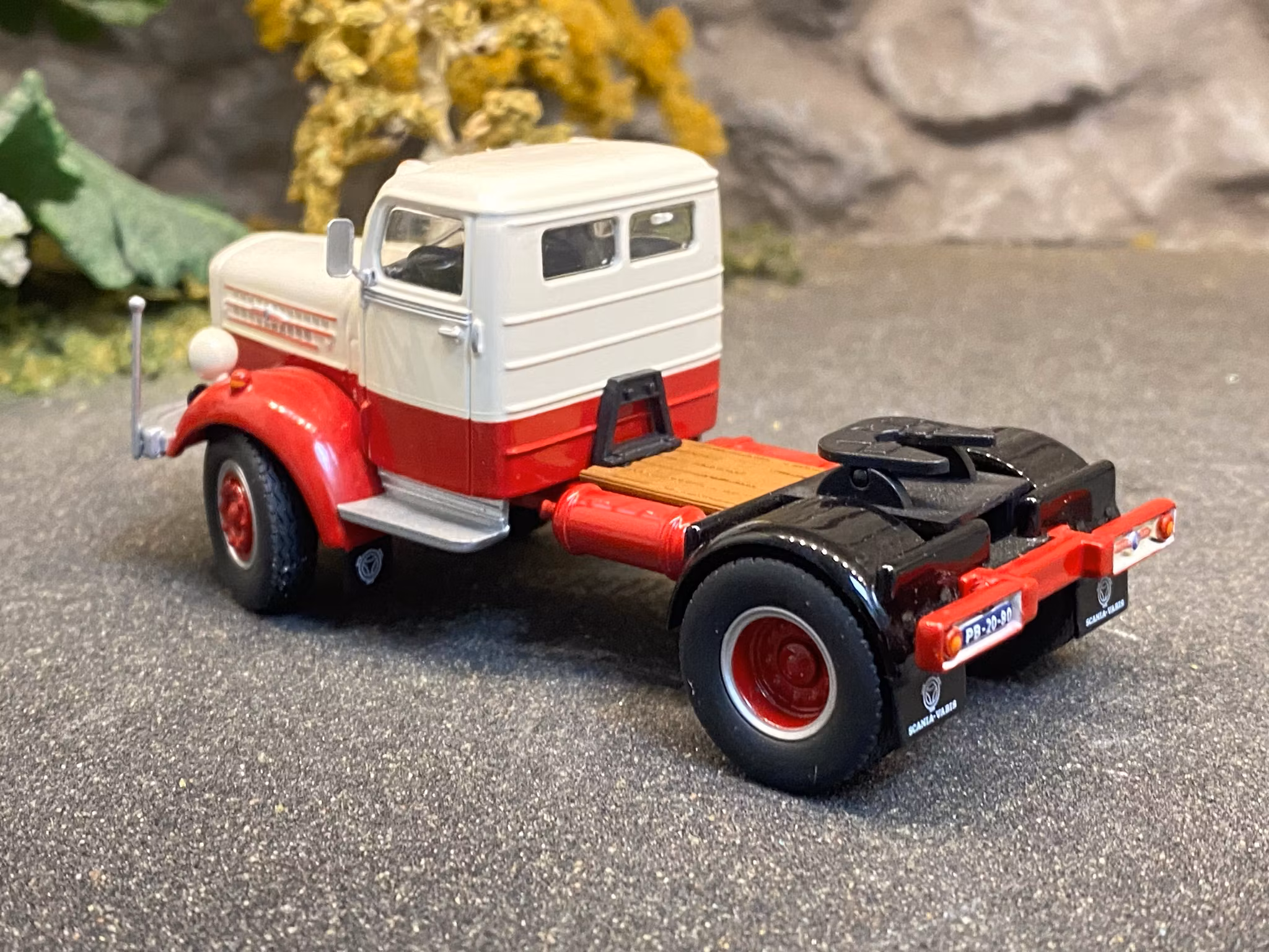 Skala 1/50 Scania L 60, White/red without box, fr NZG