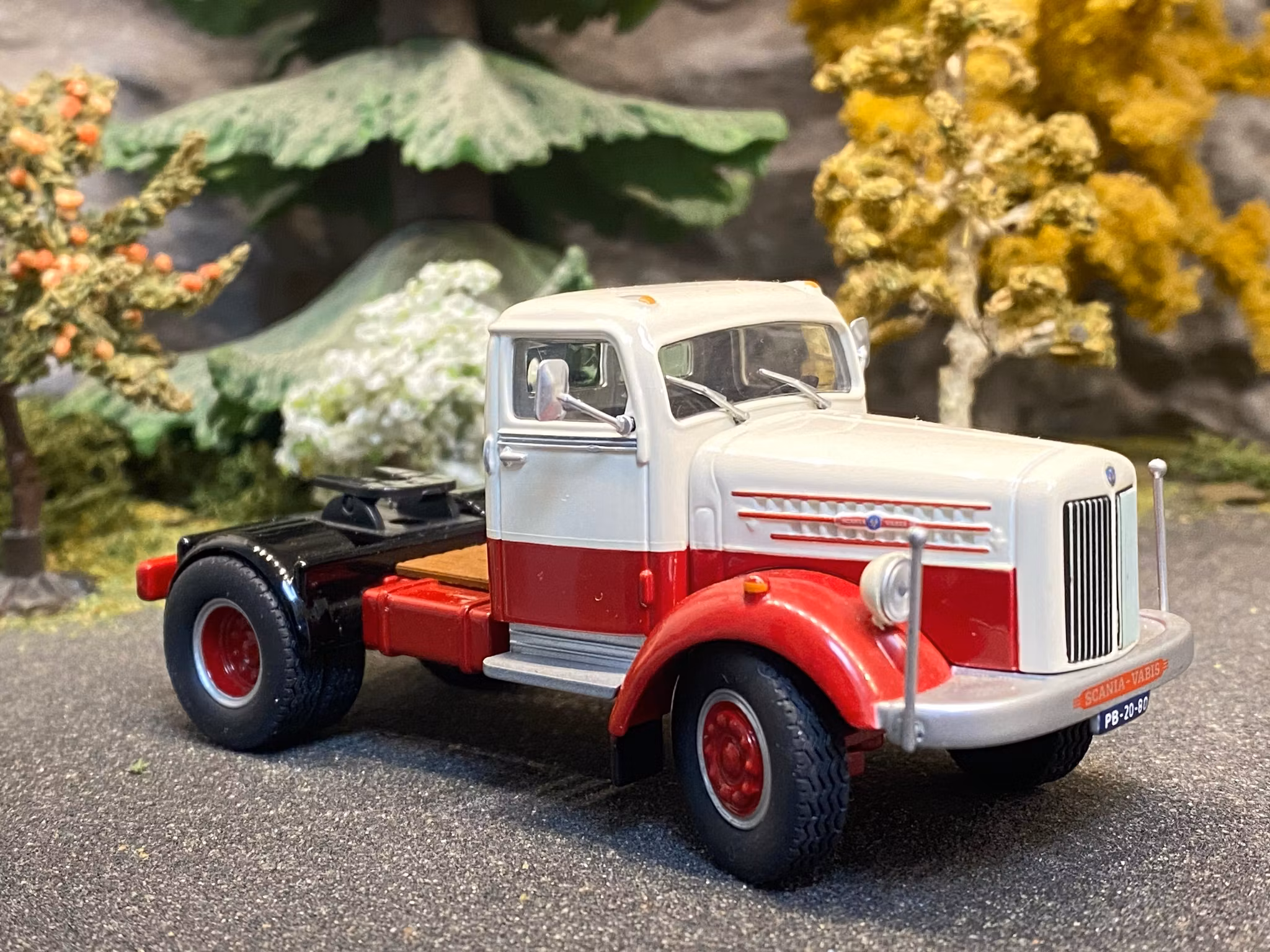 Skala 1/50 Scania L 60, White/red without box, fr NZG