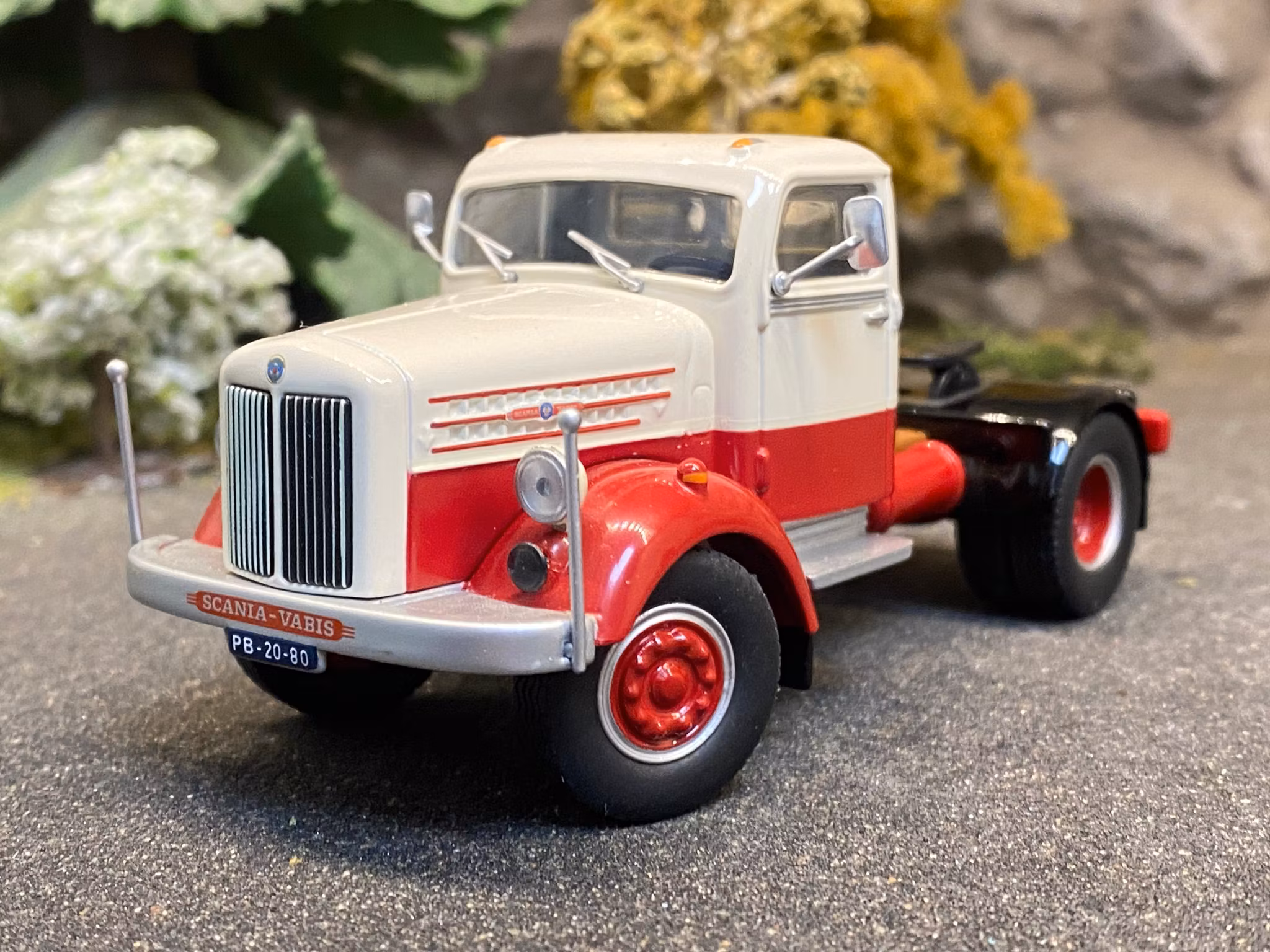 Skala 1/50 Scania L 60, White/red without box, fr NZG