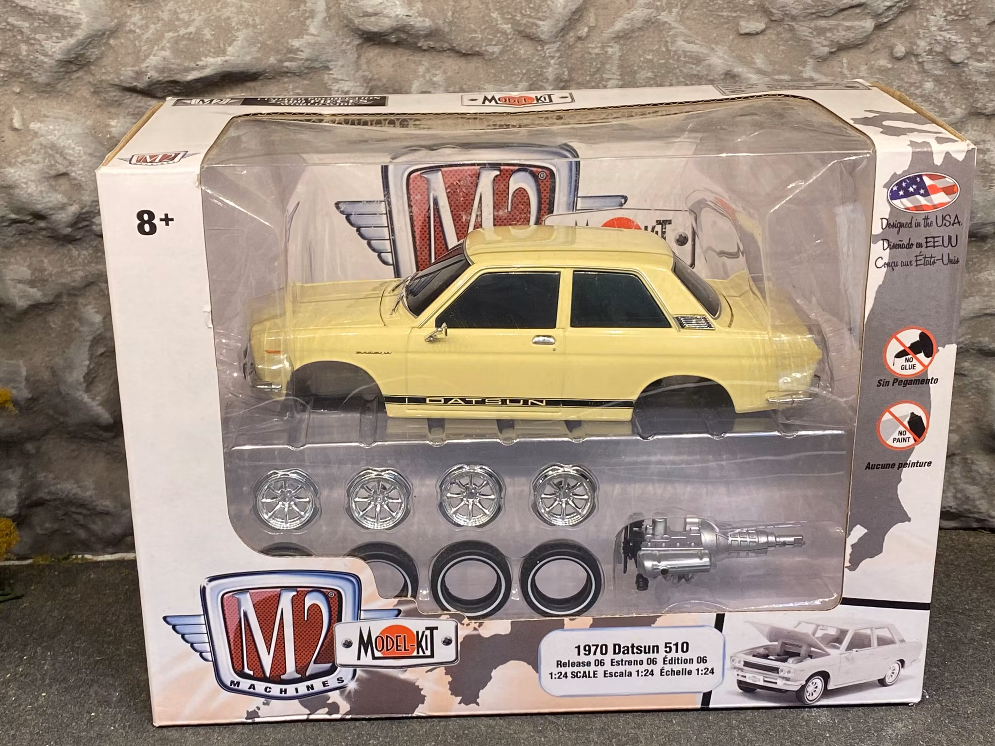 Skala 1/24 - Model-Kit 1970 Datsun 510 Ed.6, Creme white/yellow fr M2