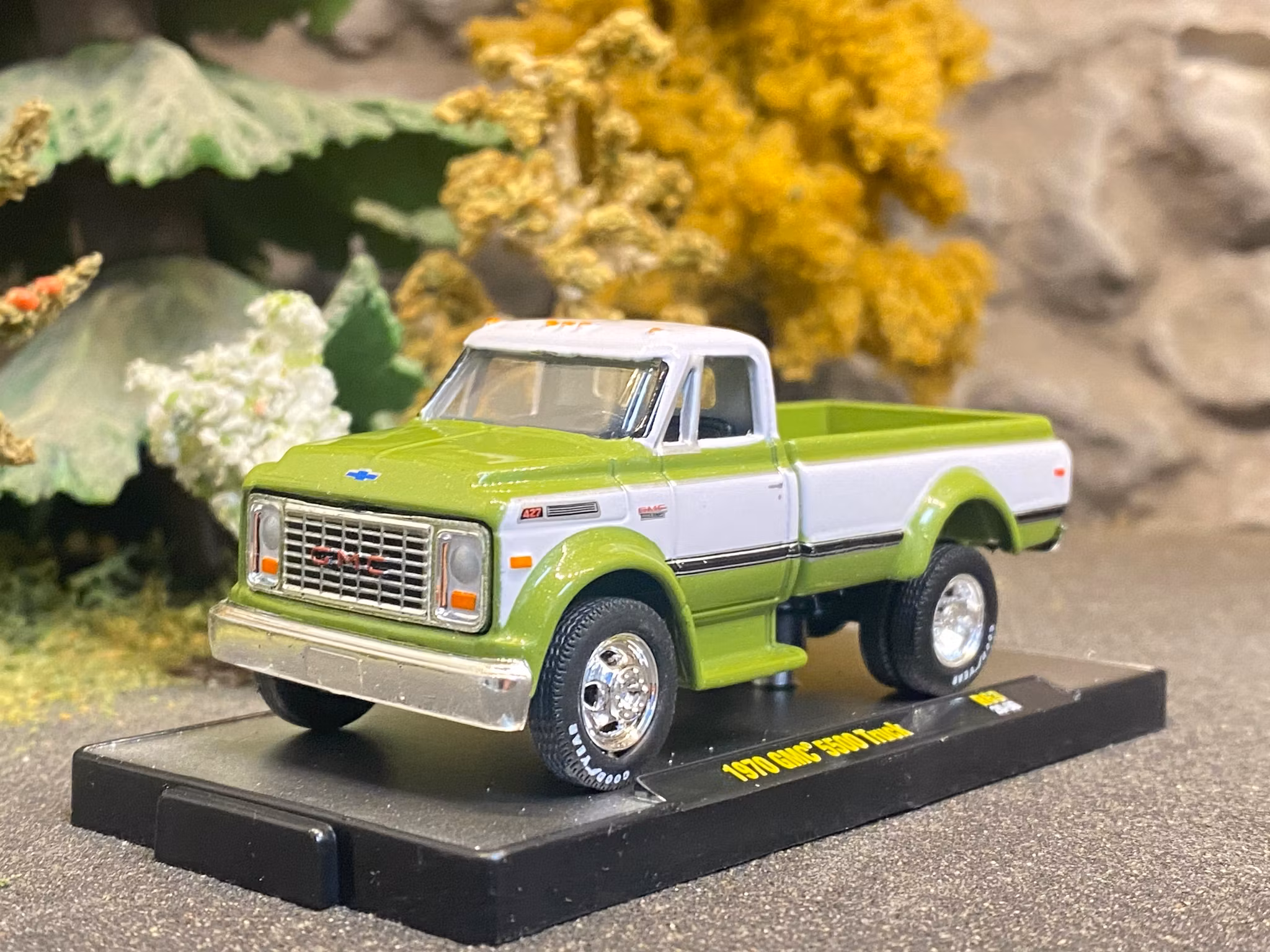 Skala 1/64 GMC 5500 truck 1970' Green/White fr M2 Machines