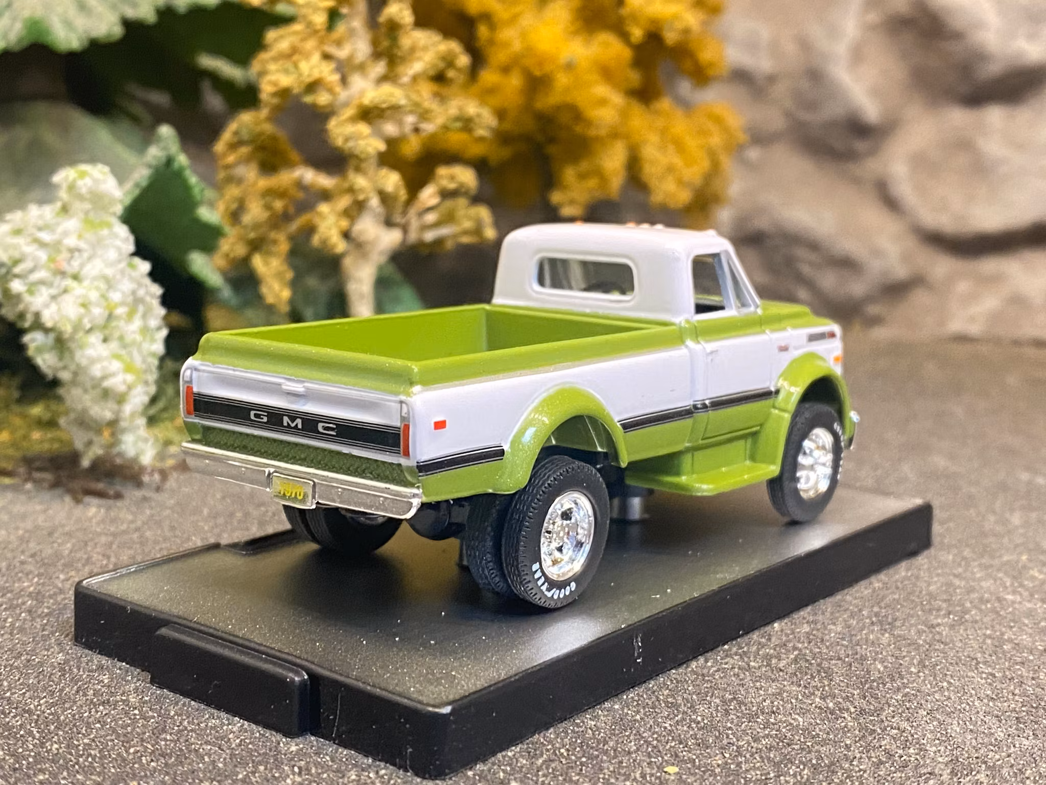 Skala 1/64 GMC 5500 truck 1970' Green/White fr M2 Machines