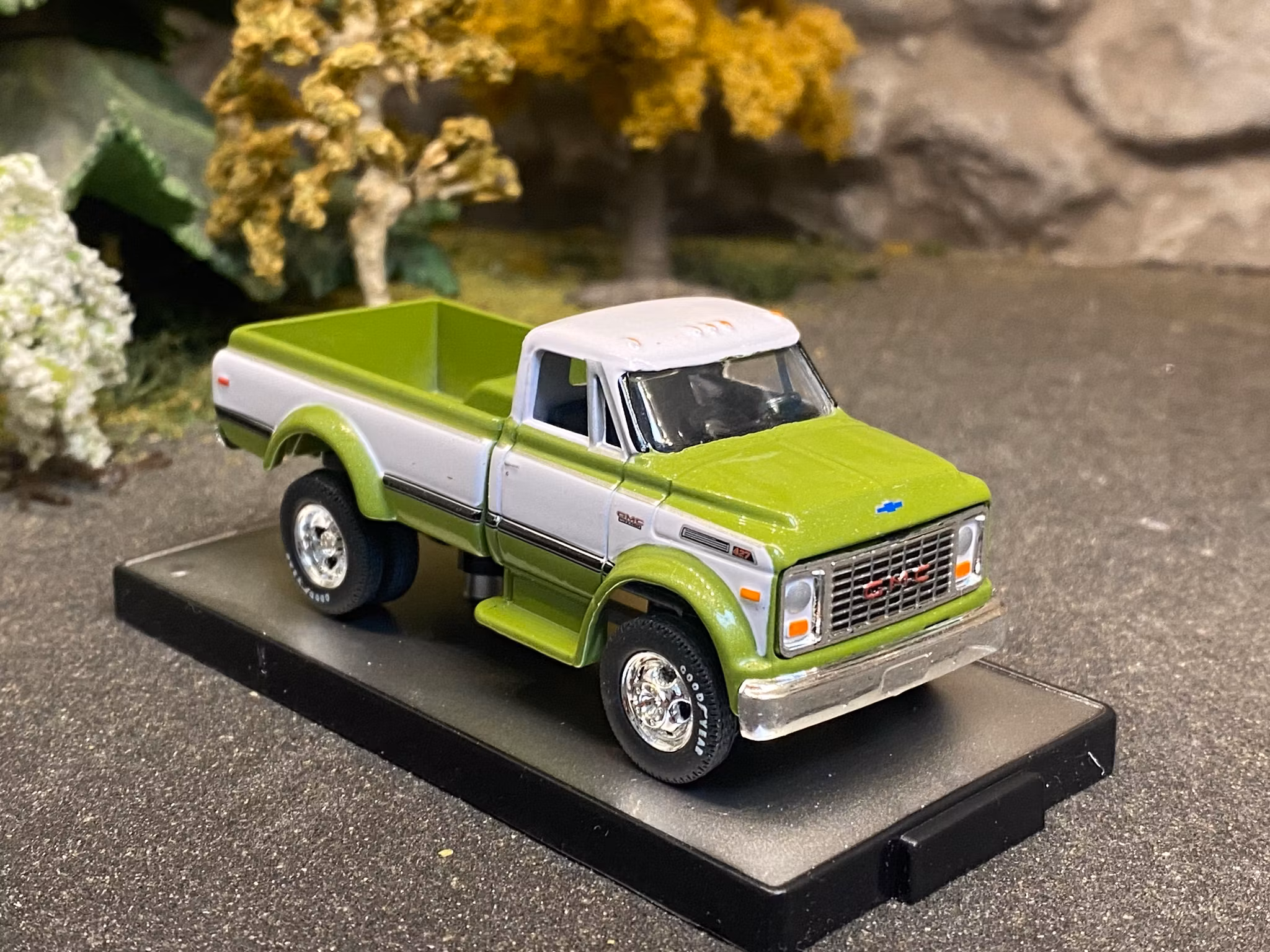 Skala 1/64 GMC 5500 truck 1970' Green/White fr M2 Machines