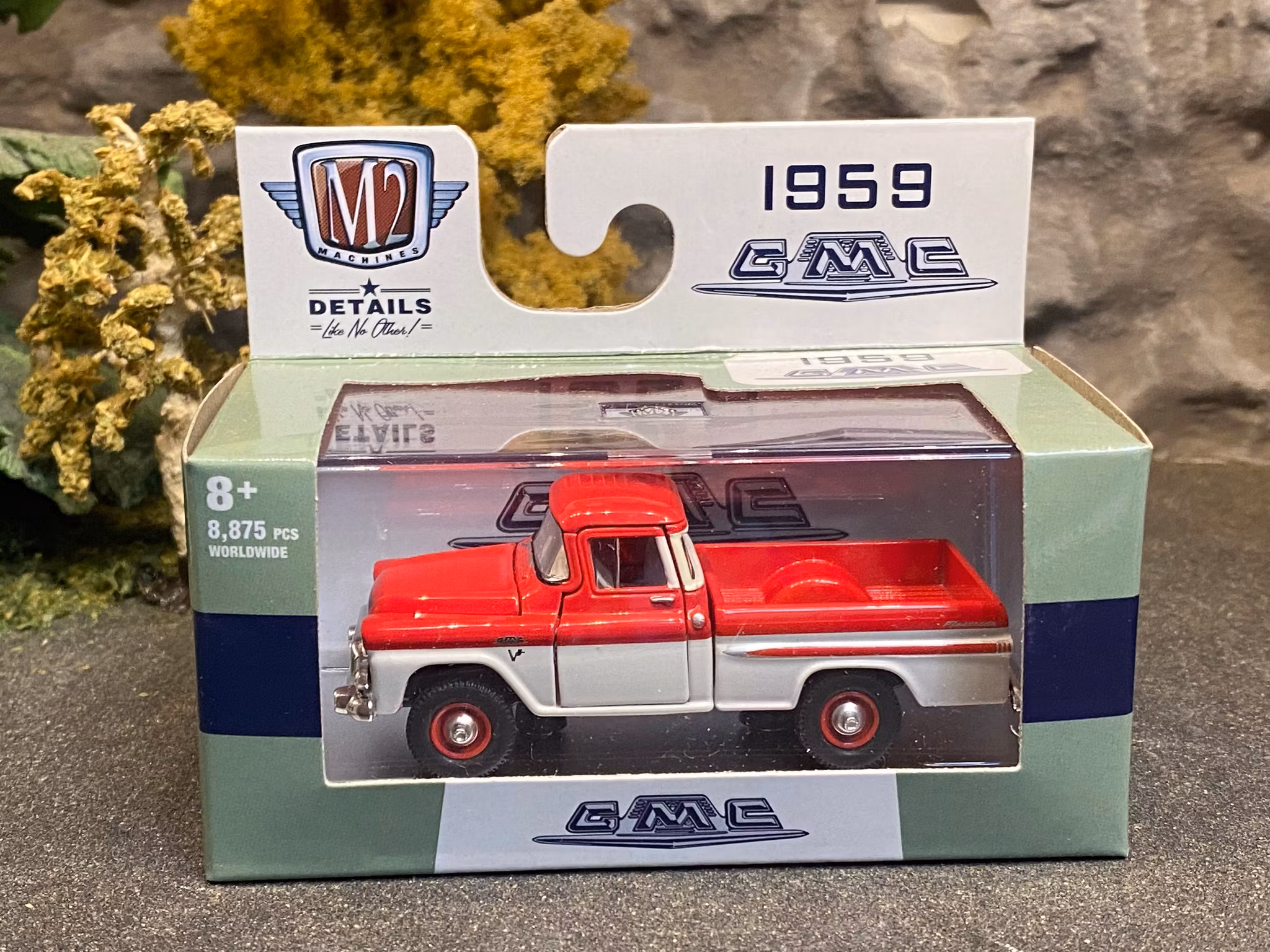 Skala 1/64 GMC Fleetside truck 4x4 1959' Red/White fr M2 Machines