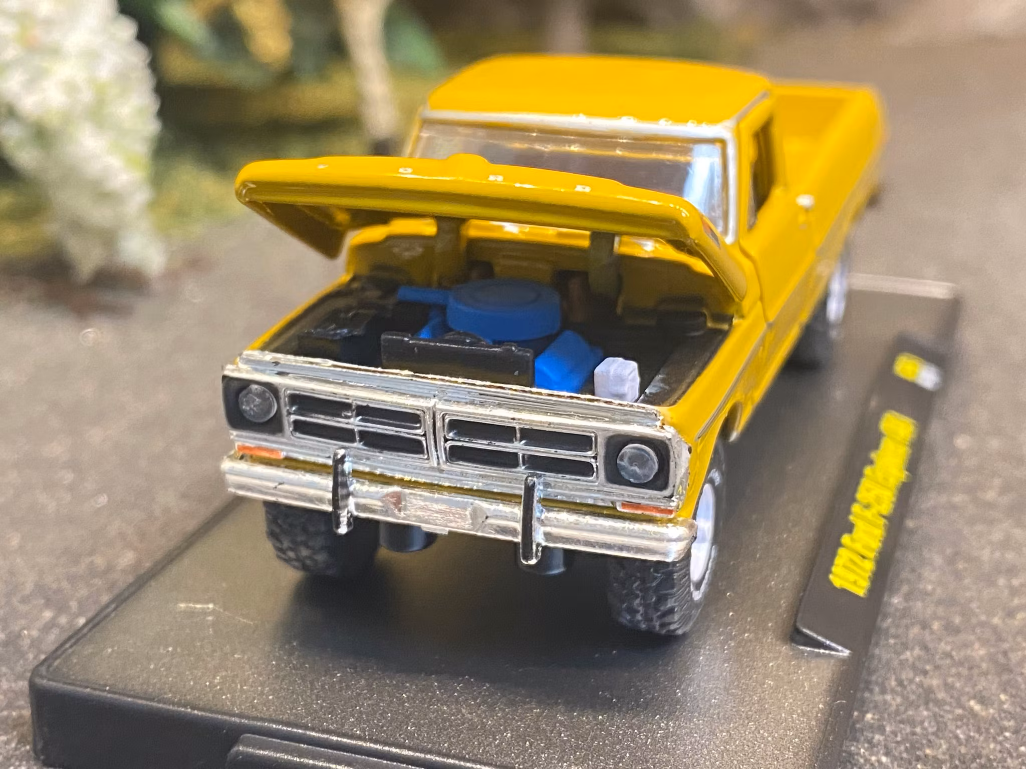 Skala 1/64 Ford F-250 Explorer 4X4 1972' Dark yellow fr M2 Machines