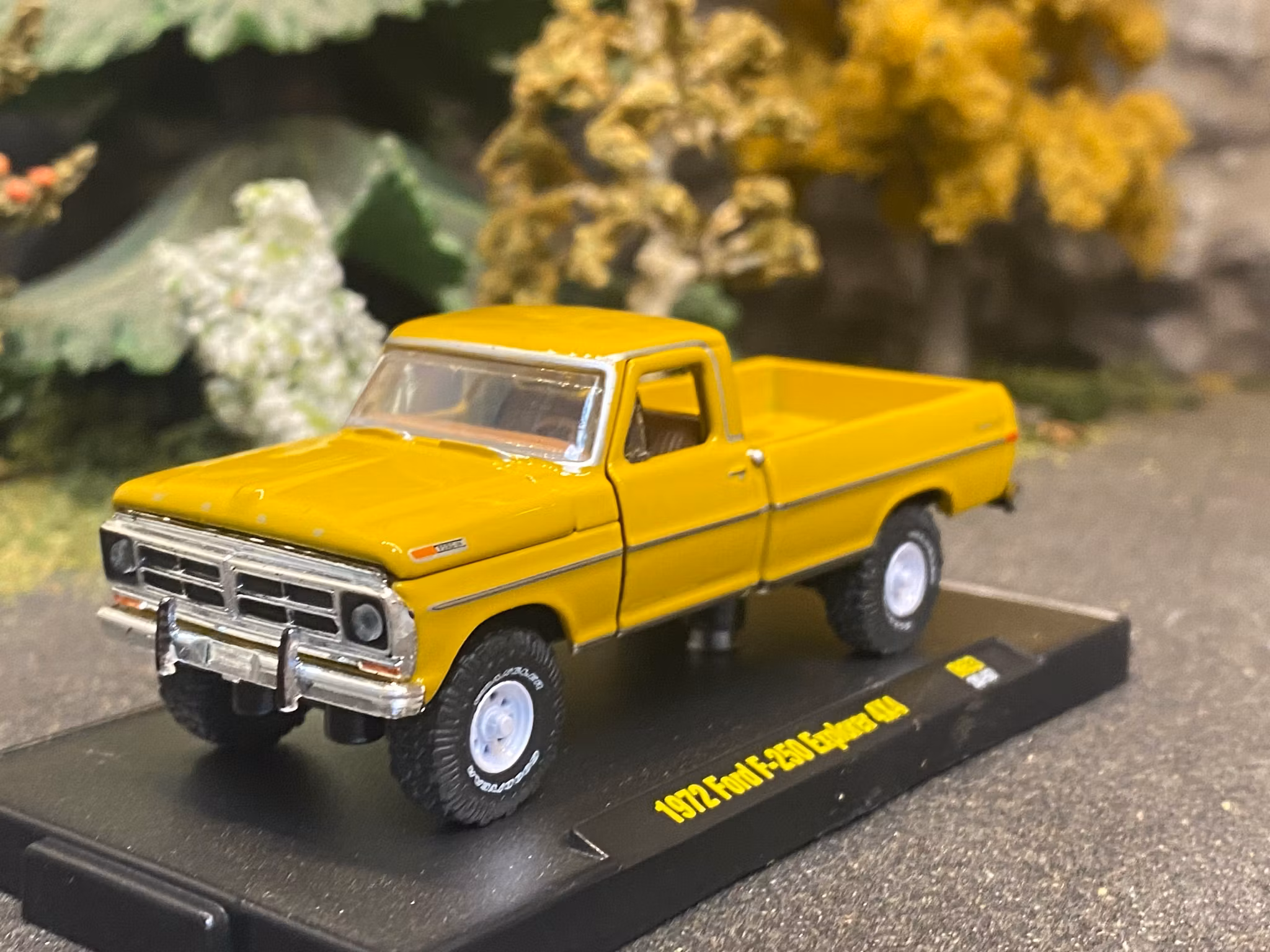 Skala 1/64 Ford F-250 Explorer 4X4 1972' Dark yellow fr M2 Machines