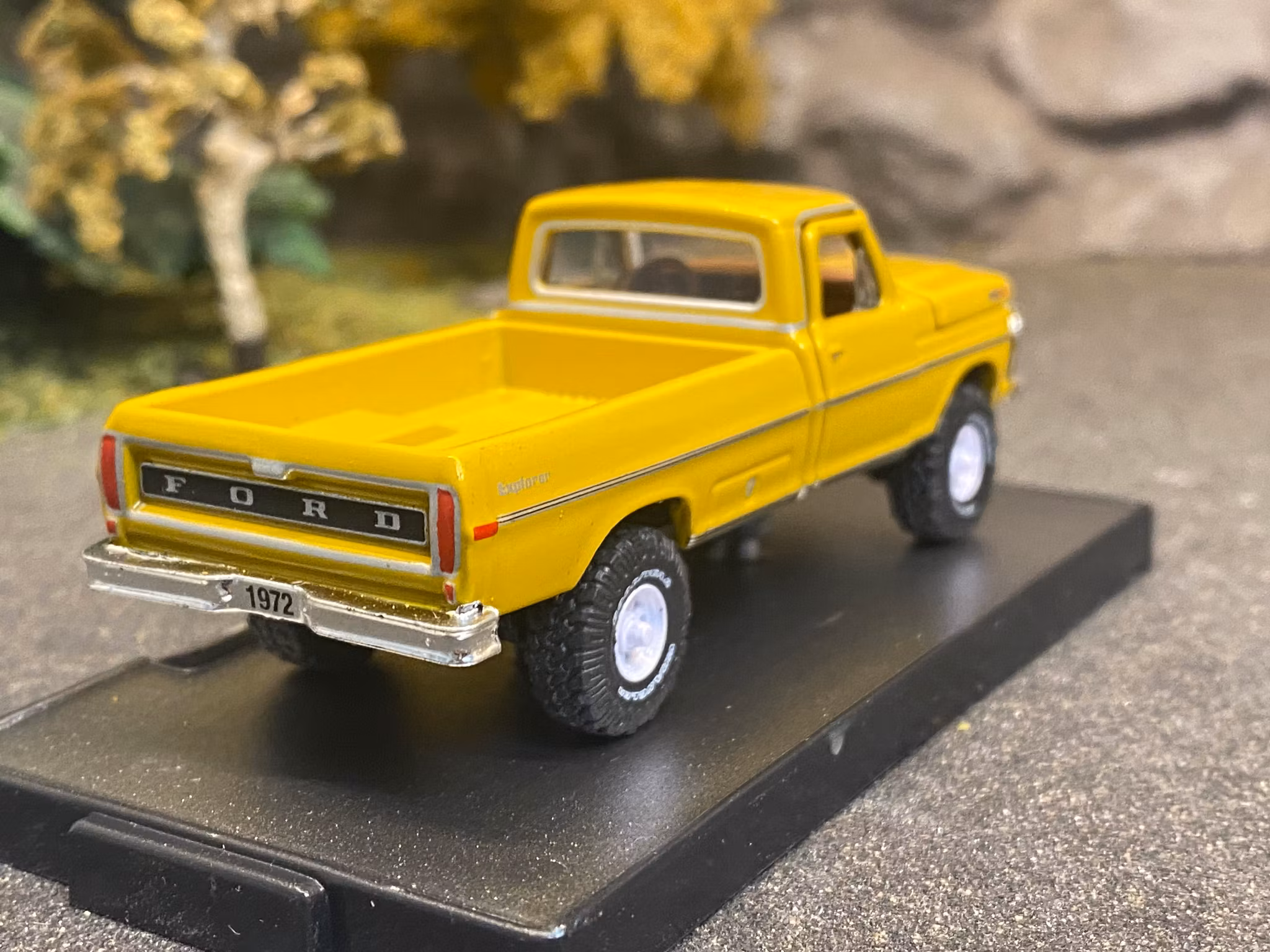 Skala 1/64 Ford F-250 Explorer 4X4 1972' Dark yellow fr M2 Machines