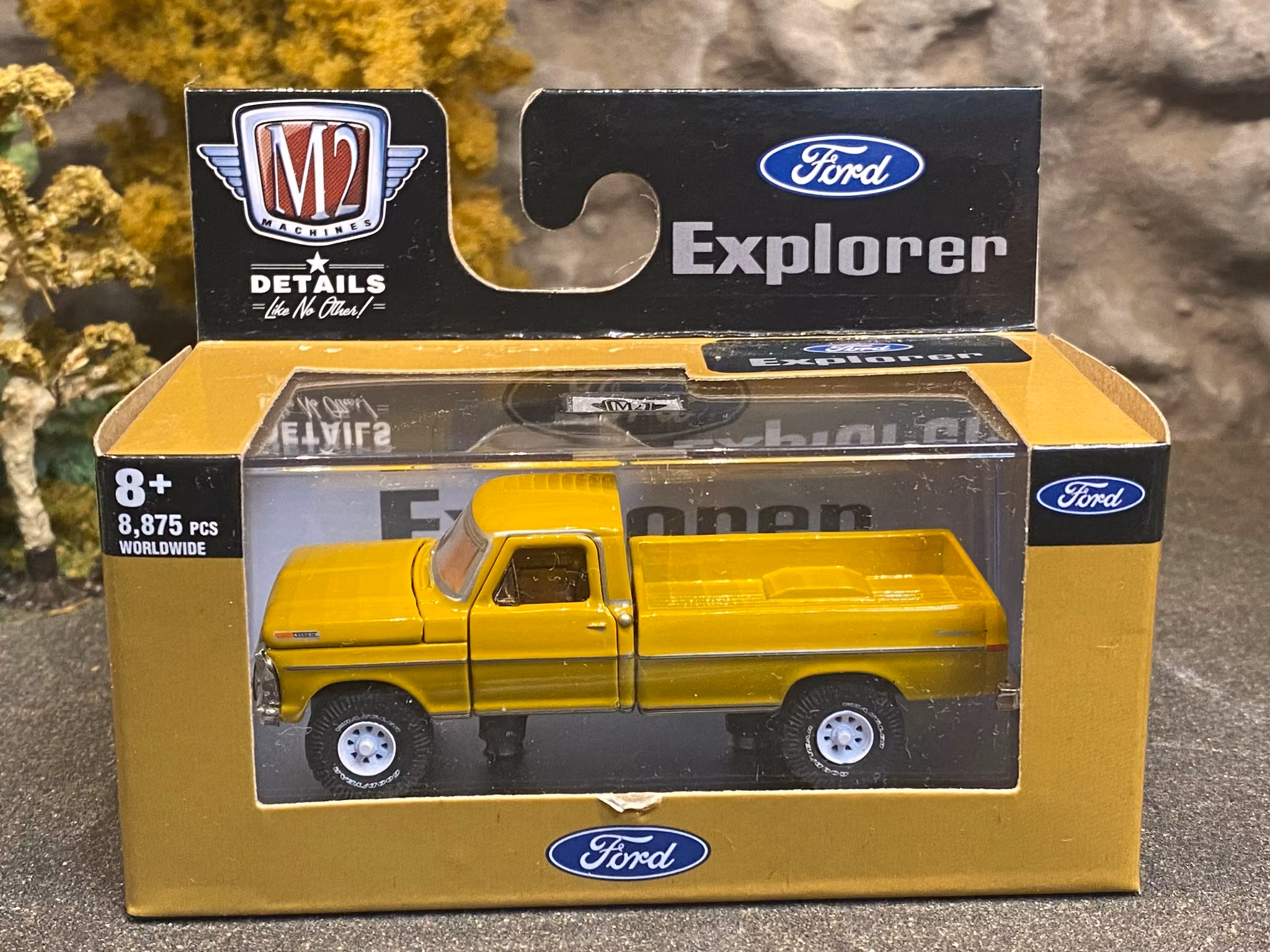 Skala 1/64 Ford F-250 Explorer 4X4 1972' Dark yellow fr M2 Machines