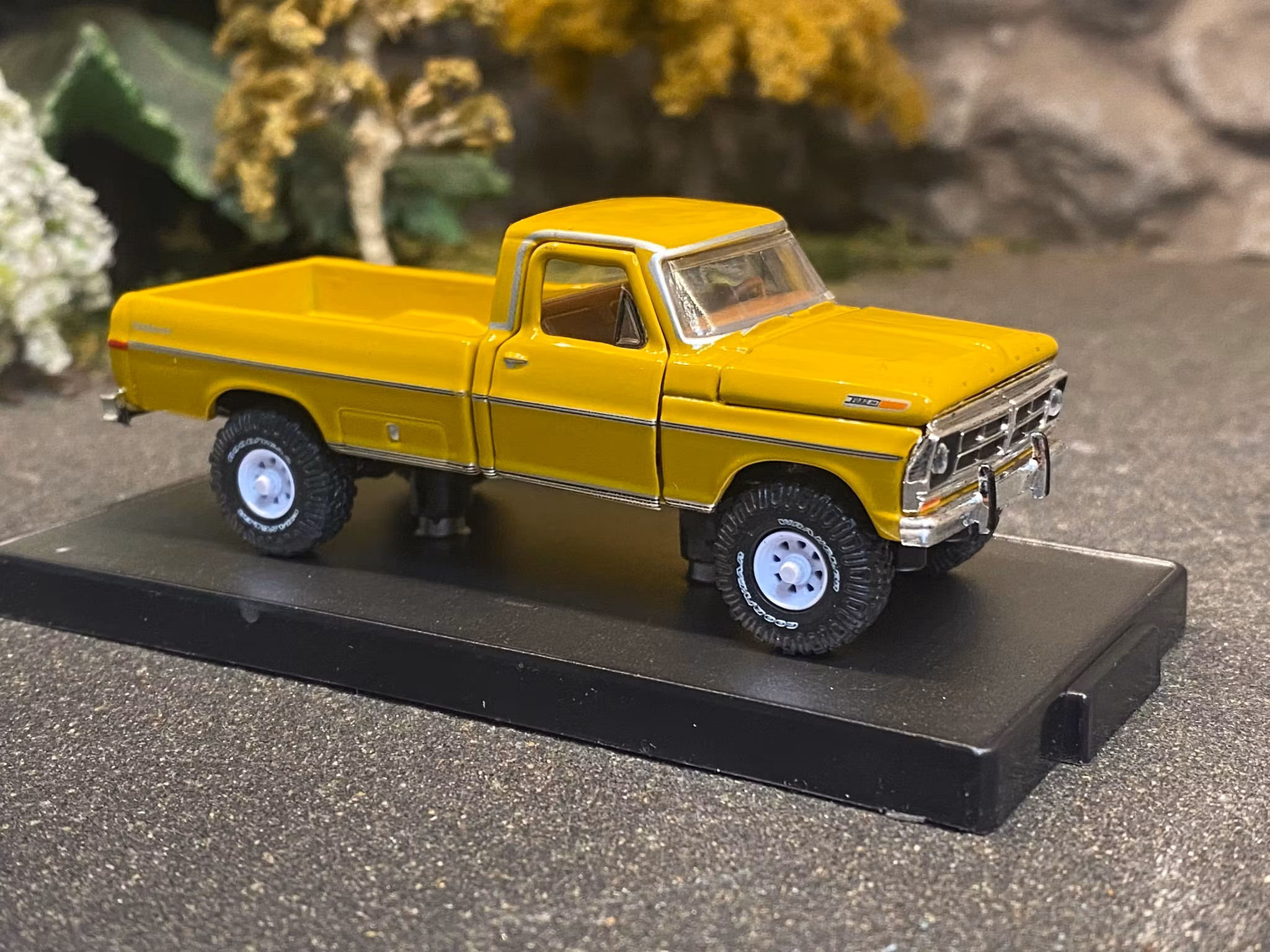 Skala 1/64 Ford F-250 Explorer 4X4 1972' Dark yellow fr M2 Machines