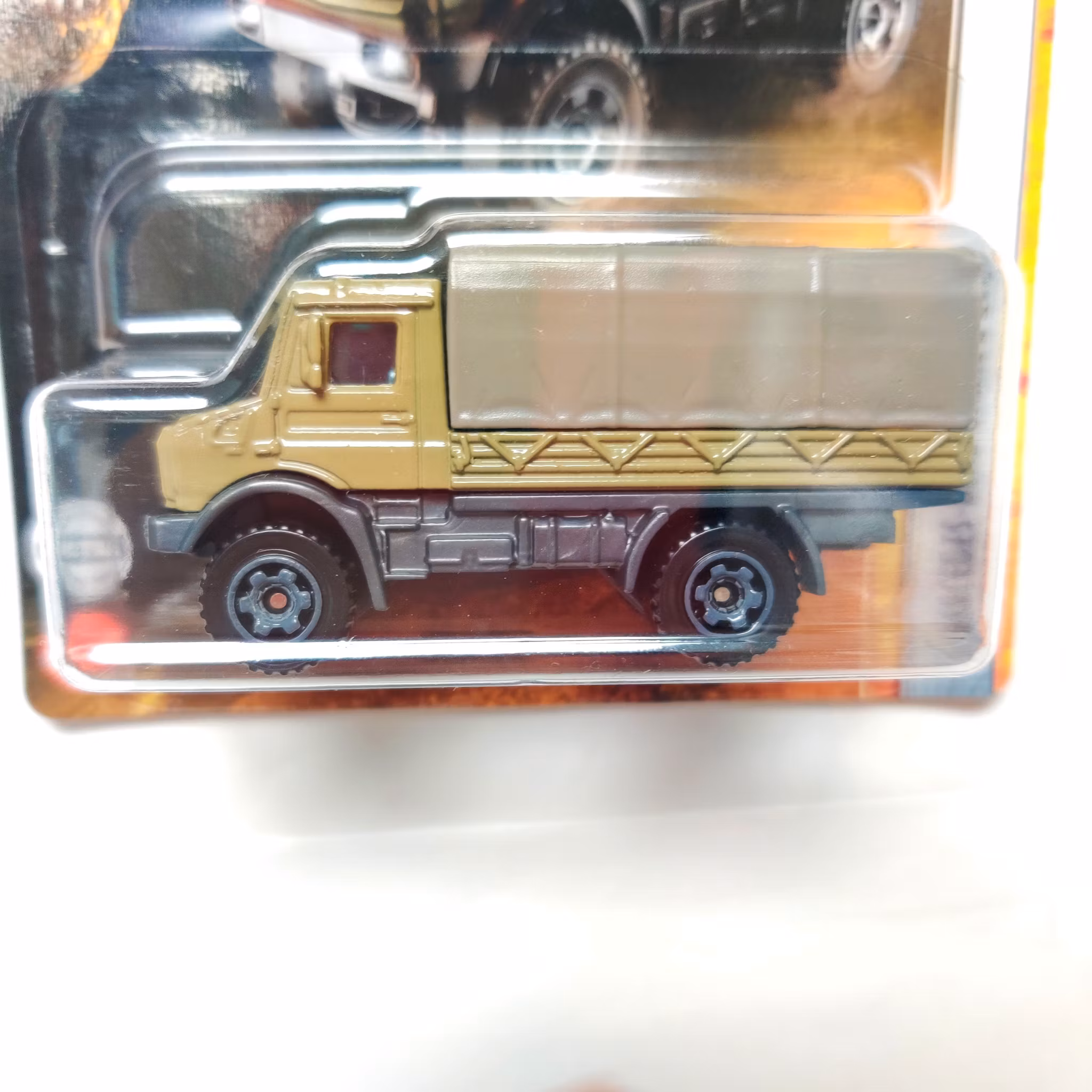 Skala 1/64 Matchbox: Merceds-Benz Unimog U5023 "Jurassic World"