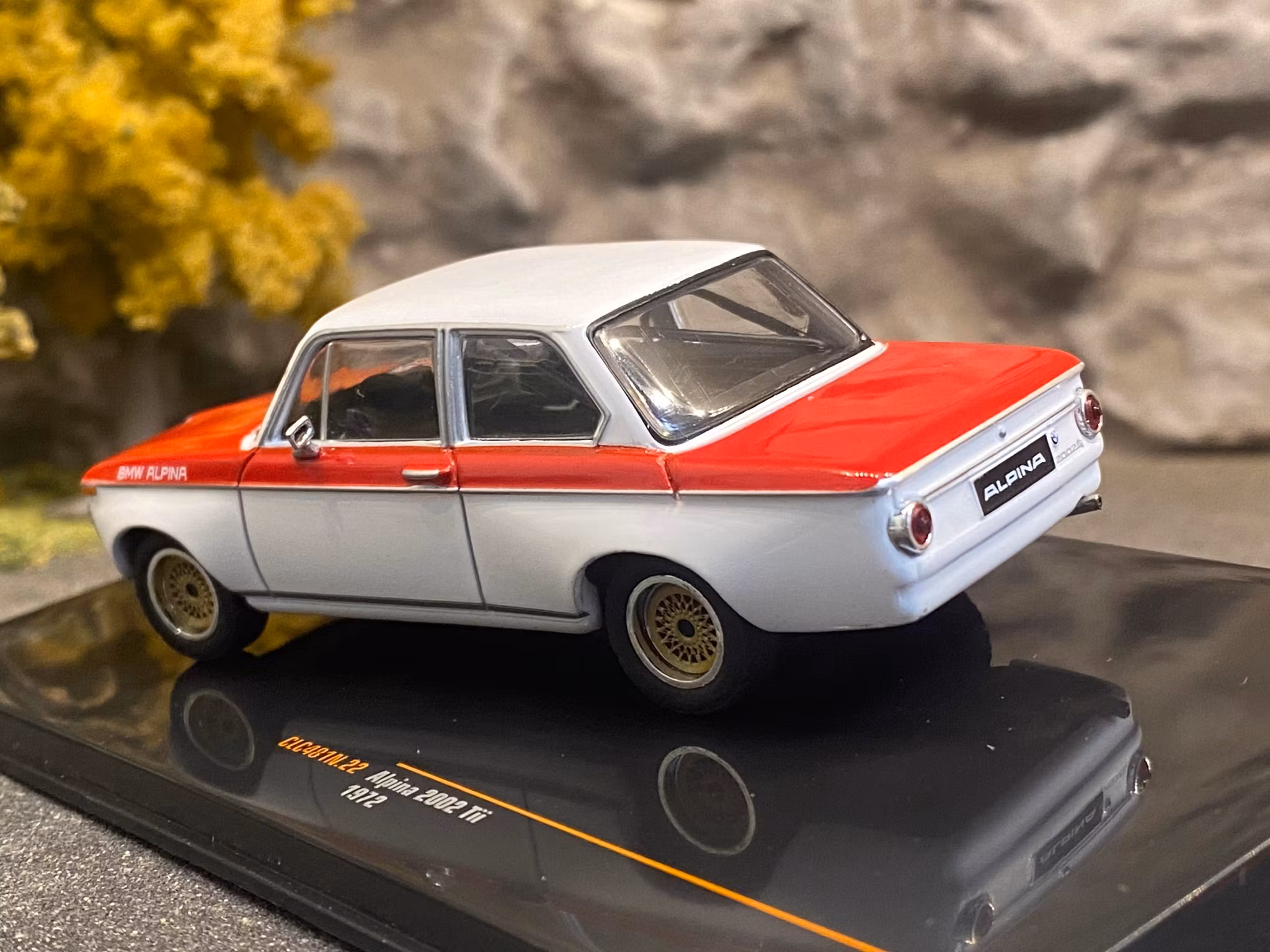 Skala 1/43 ALPINA (BMW) 2002 Tii, 1972, Red/White fr IXO Models