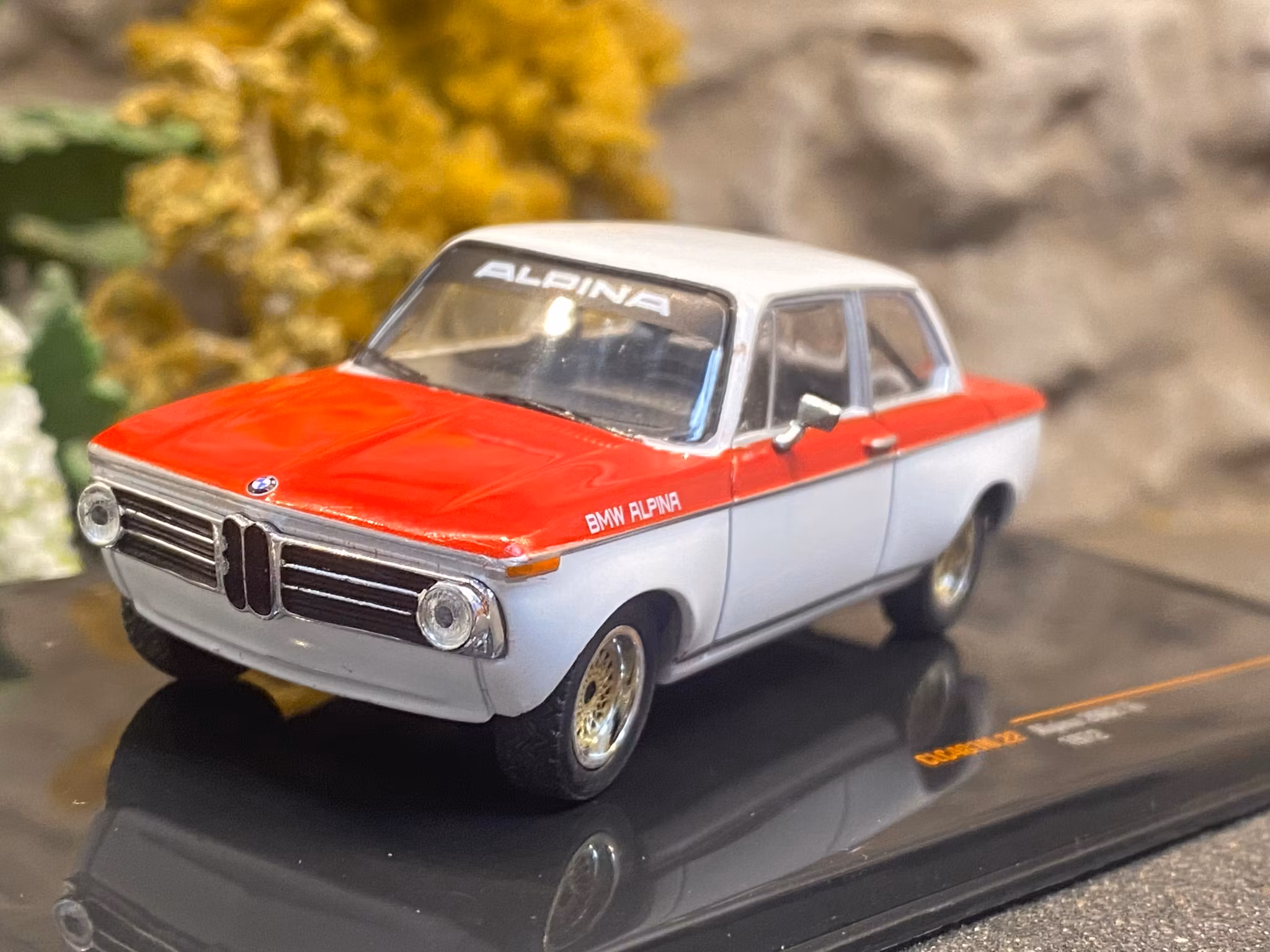 Skala 1/43 ALPINA (BMW) 2002 Tii, 1972, Red/White fr IXO Models