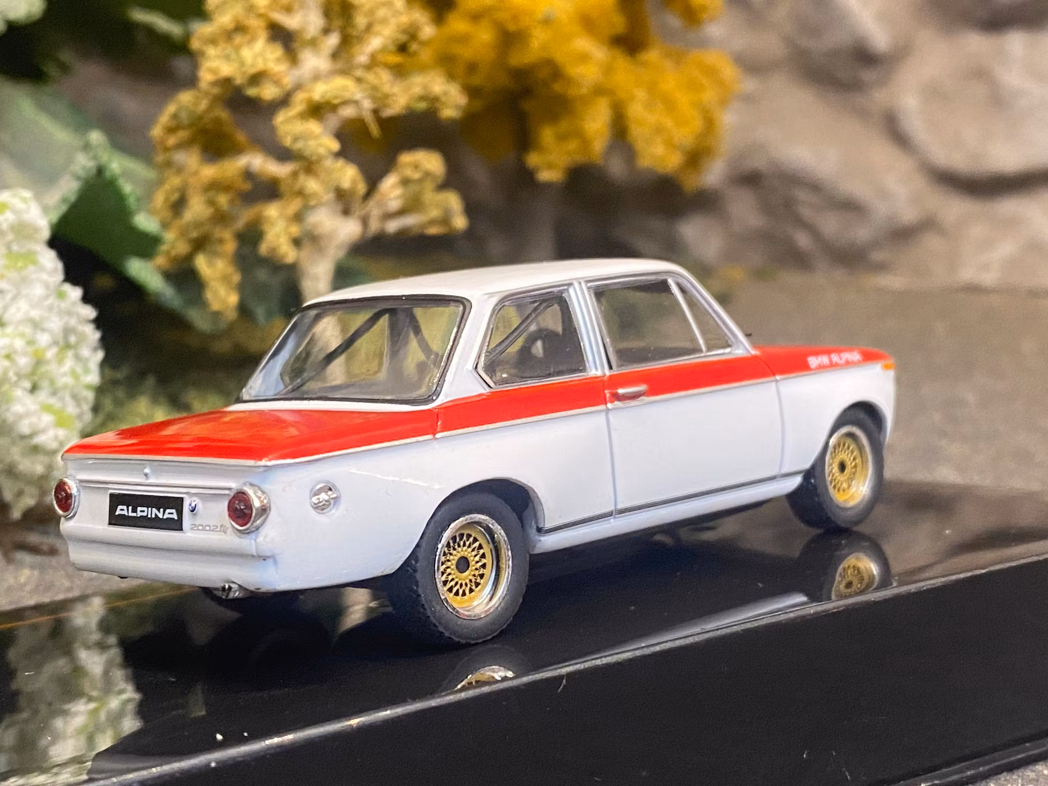 Skala 1/43 ALPINA (BMW) 2002 Tii, 1972, Red/White fr IXO Models