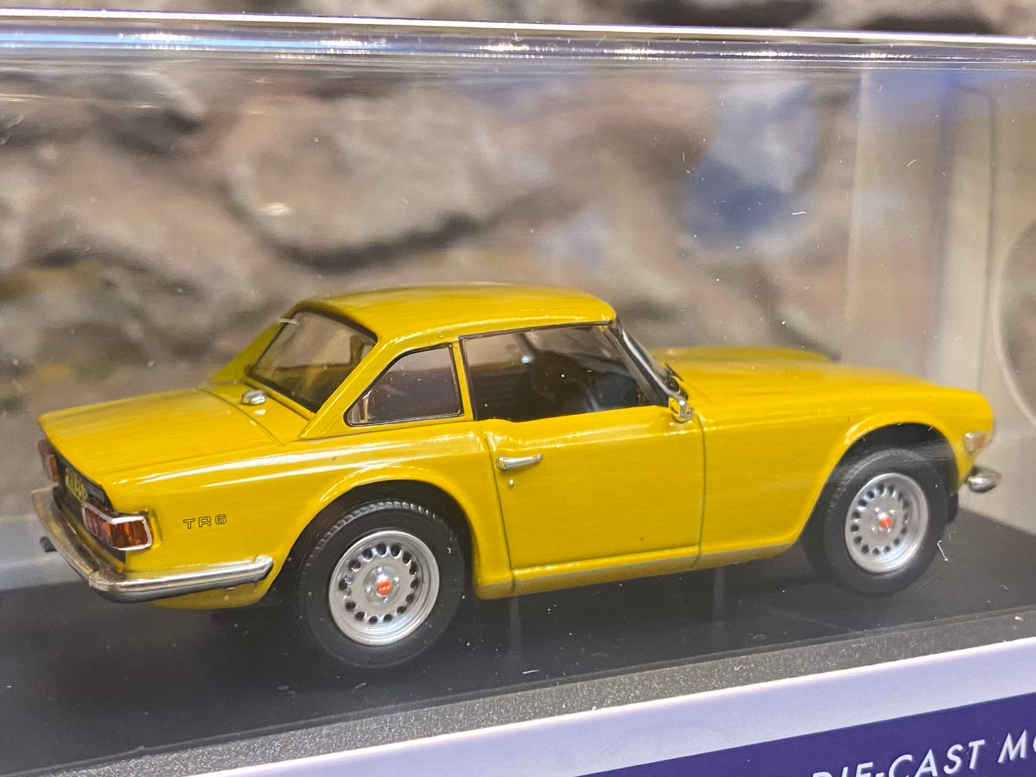 Skala 1/43 Triumph TR6, Yellow, Limited Edition w Certificate fr Corgi Vanguards