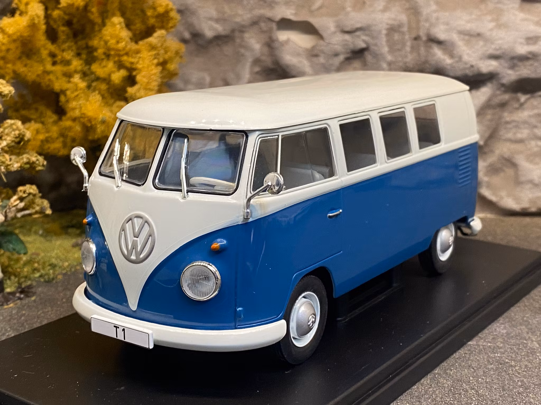 Skala 1/24 Volkswagen T1 Kombi, Blue/White WhiteBox