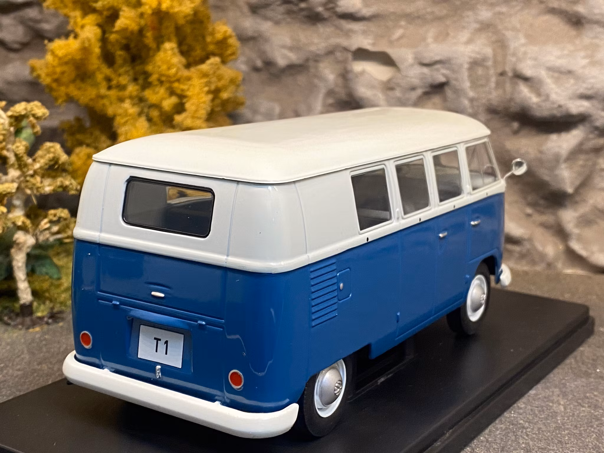 Skala 1/24 Volkswagen T1 Kombi, Blue/White WhiteBox