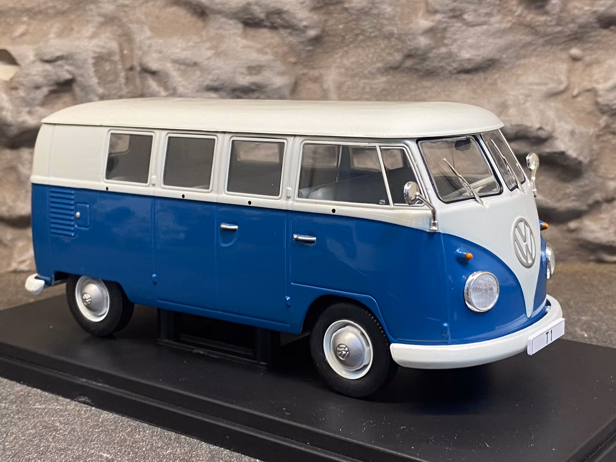 Skala 1/24 Volkswagen T1 Kombi, Blue/White WhiteBox