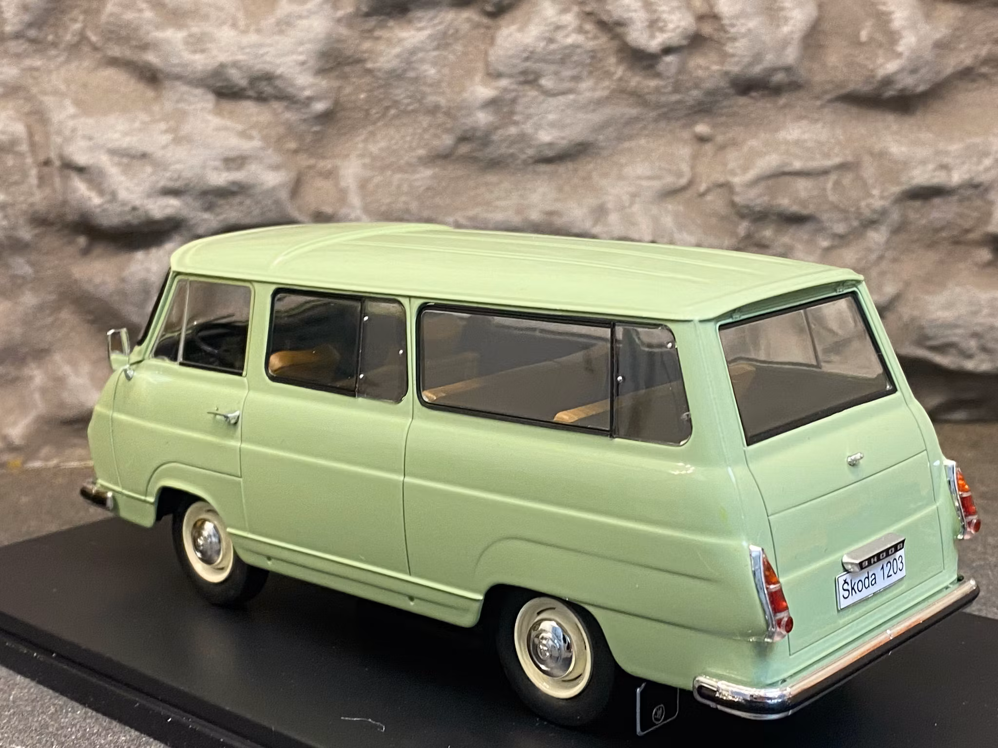 Skala 1/24 Skoda 1203, Light green fr WhiteBox