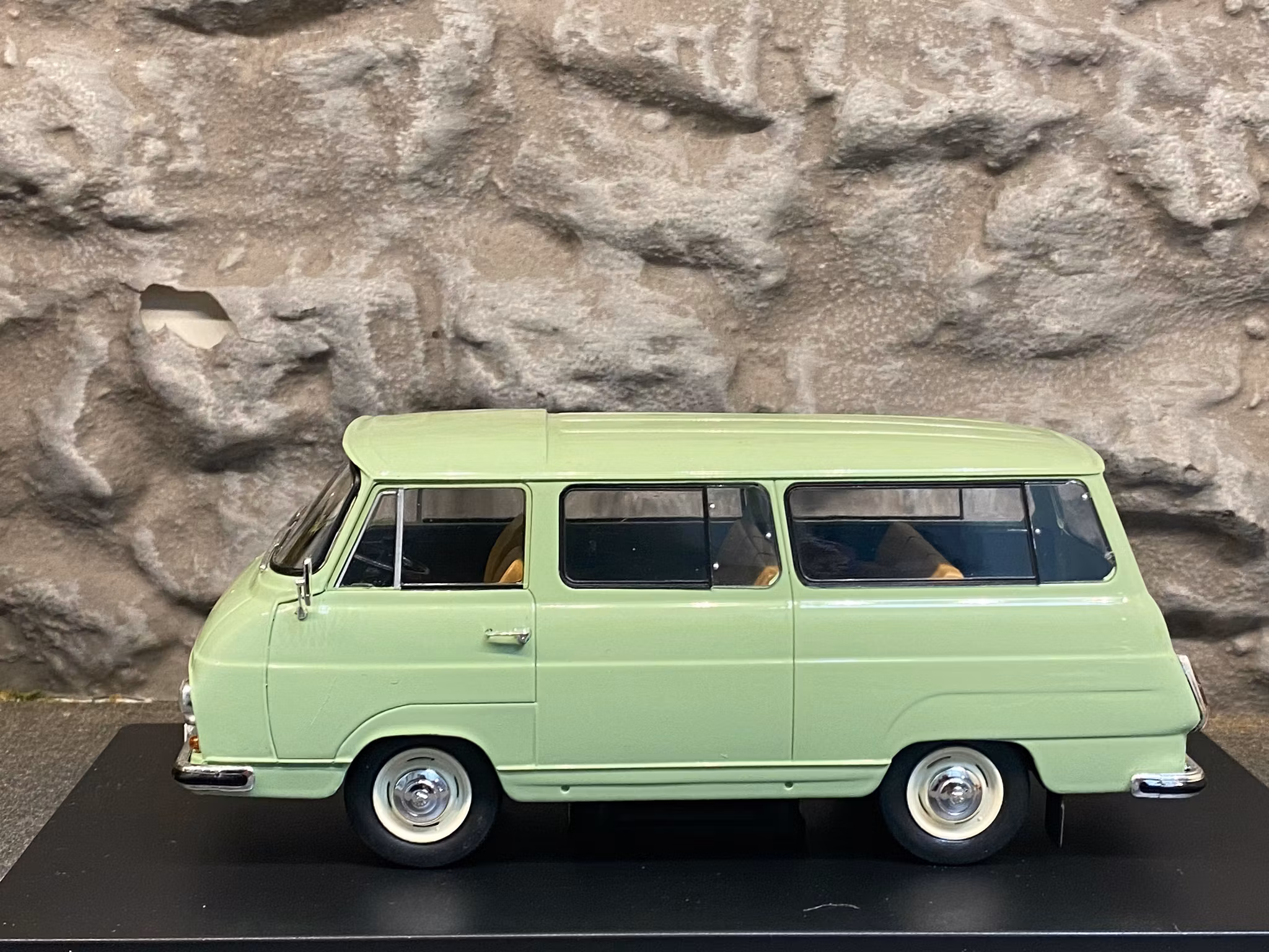 Skala 1/24 Skoda 1203, Light green fr WhiteBox