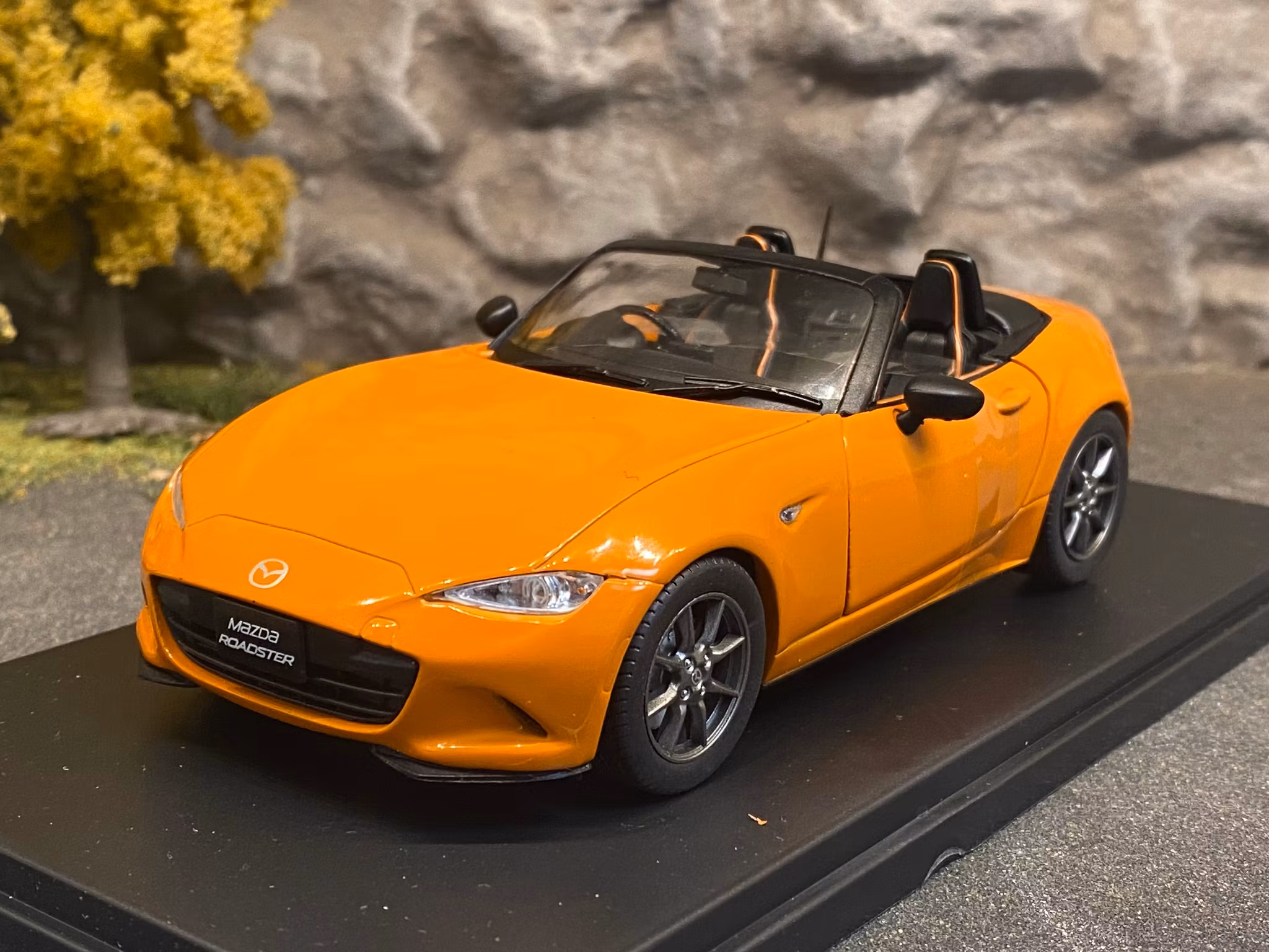 Skala 1/24 Mazda MX-5, Orange WhiteBox