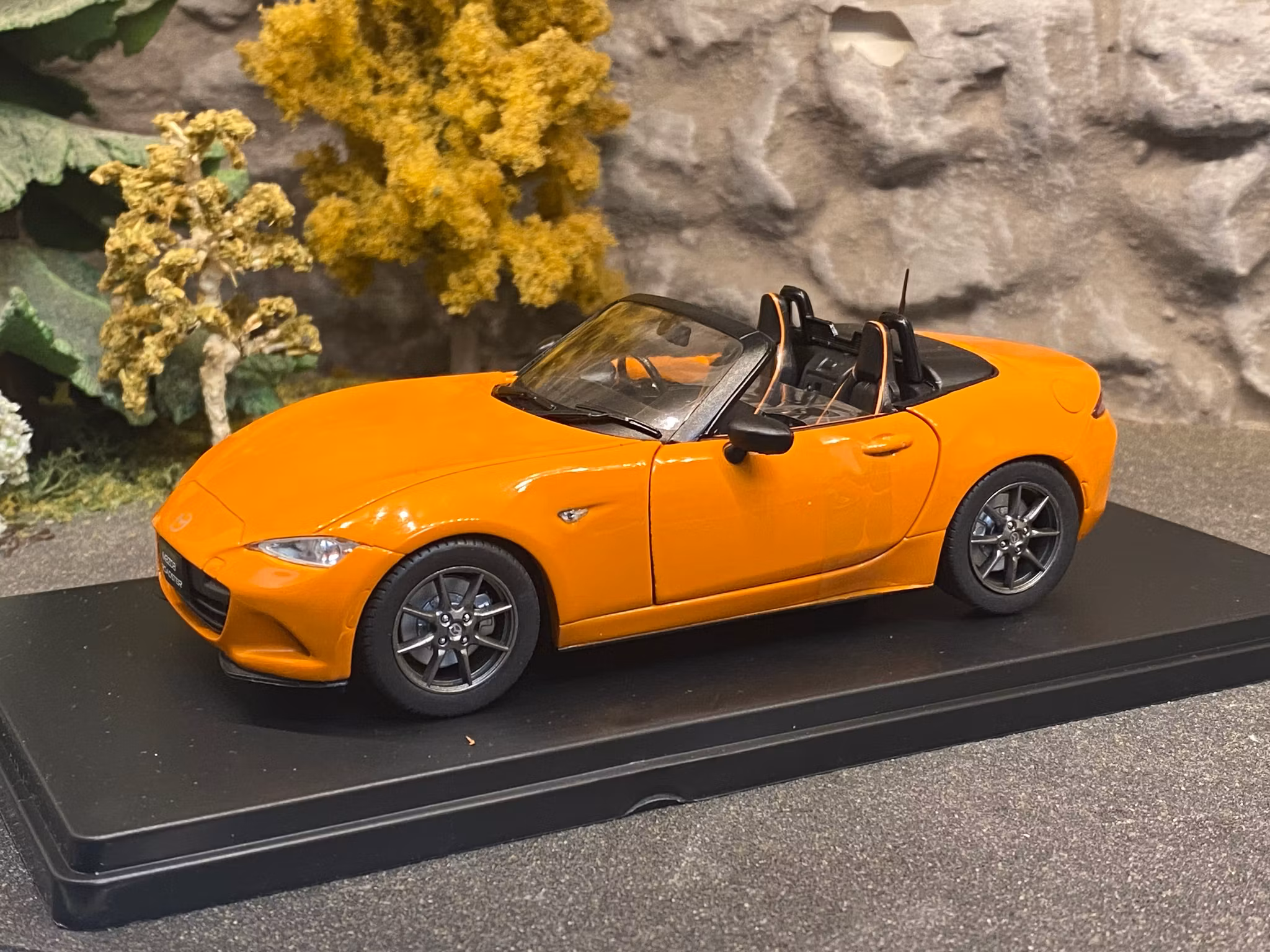 Skala 1/24 Mazda MX-5, Orange WhiteBox