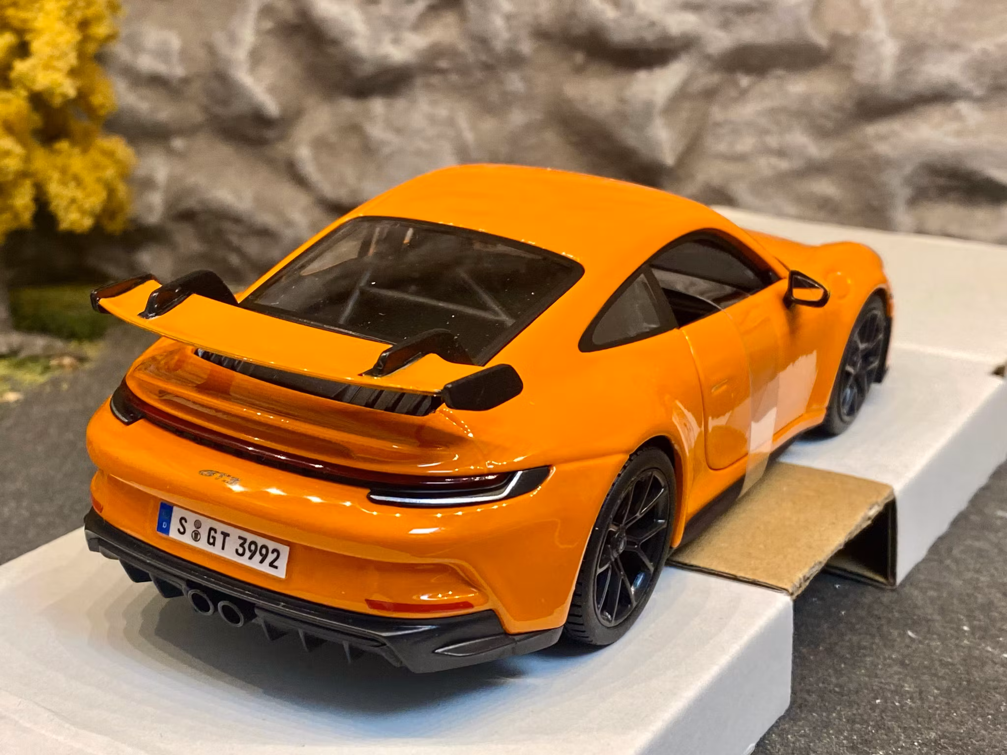 Skala 1/24 Porsche 911 GT3 (992), Orange fr Bburago