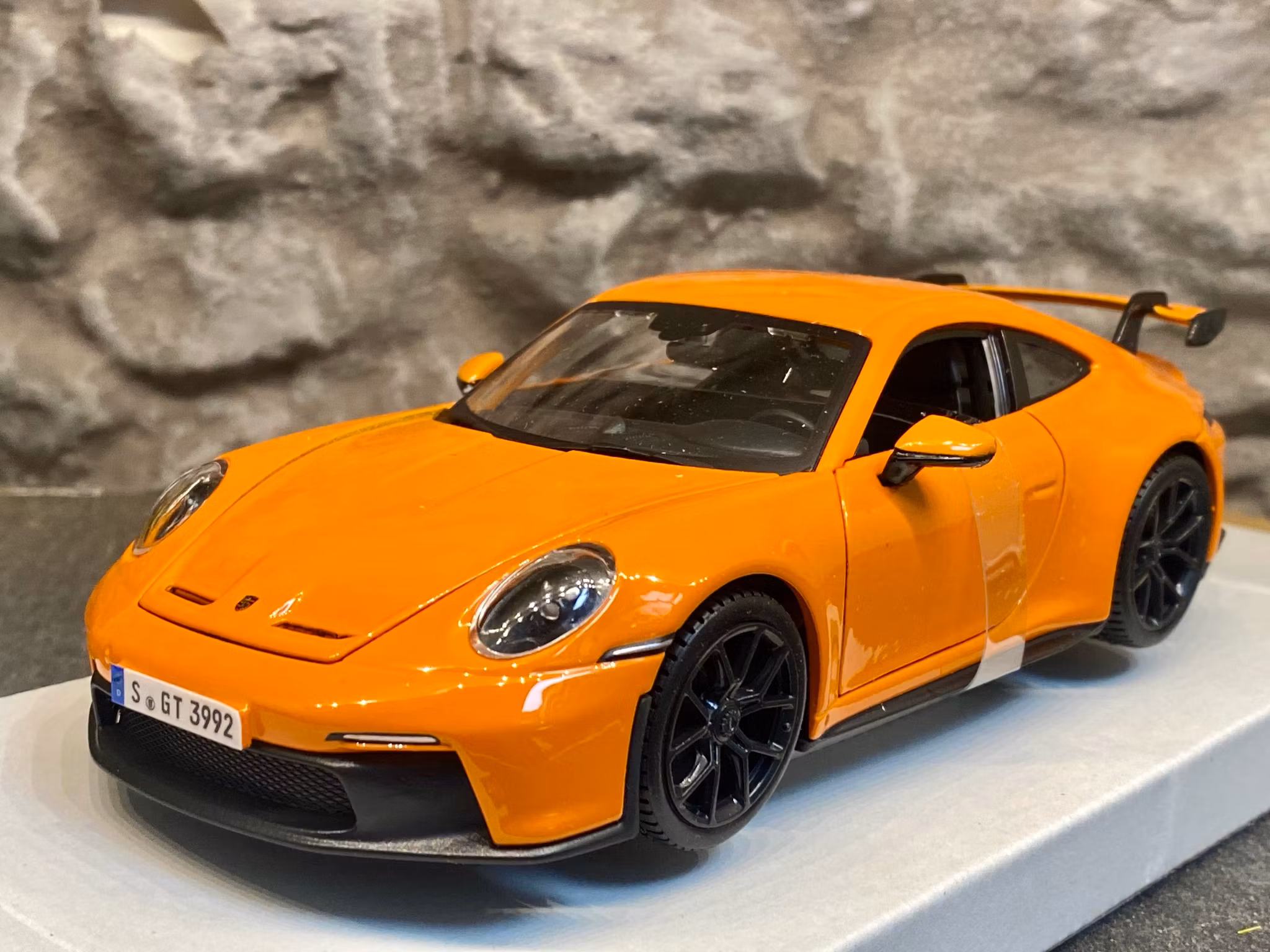 Skala 1/24 Porsche 911 GT3 (992), Orange fr Bburago