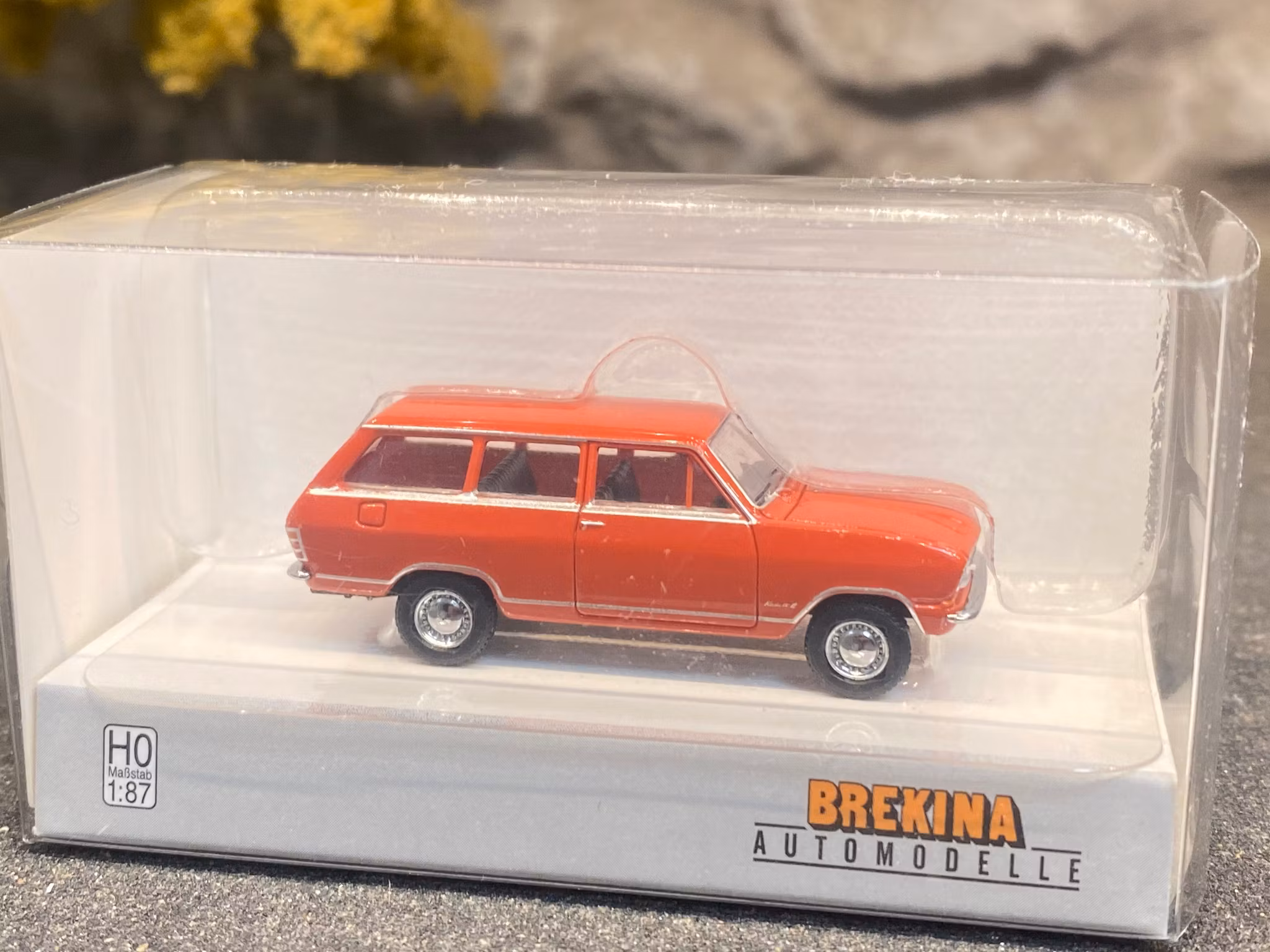 Skala 1/87 - Opel Kadett B Caravan, red fr Brekina