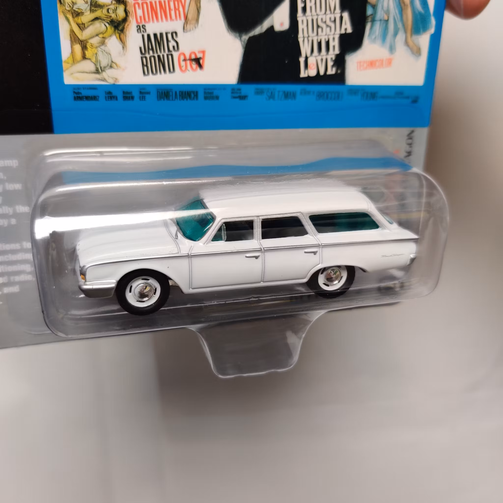 Skala 1/64 - Ford Ranch Wagon 60' "James Bond - From Russia with love" från Johnny Lightning