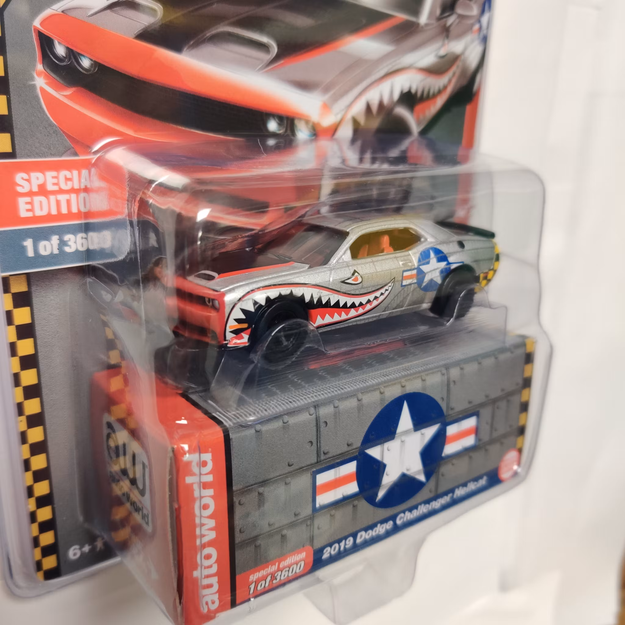 Skala 1/64 - Dodge Challenger Hellcat 2019 "The Bomber" fr Auto World