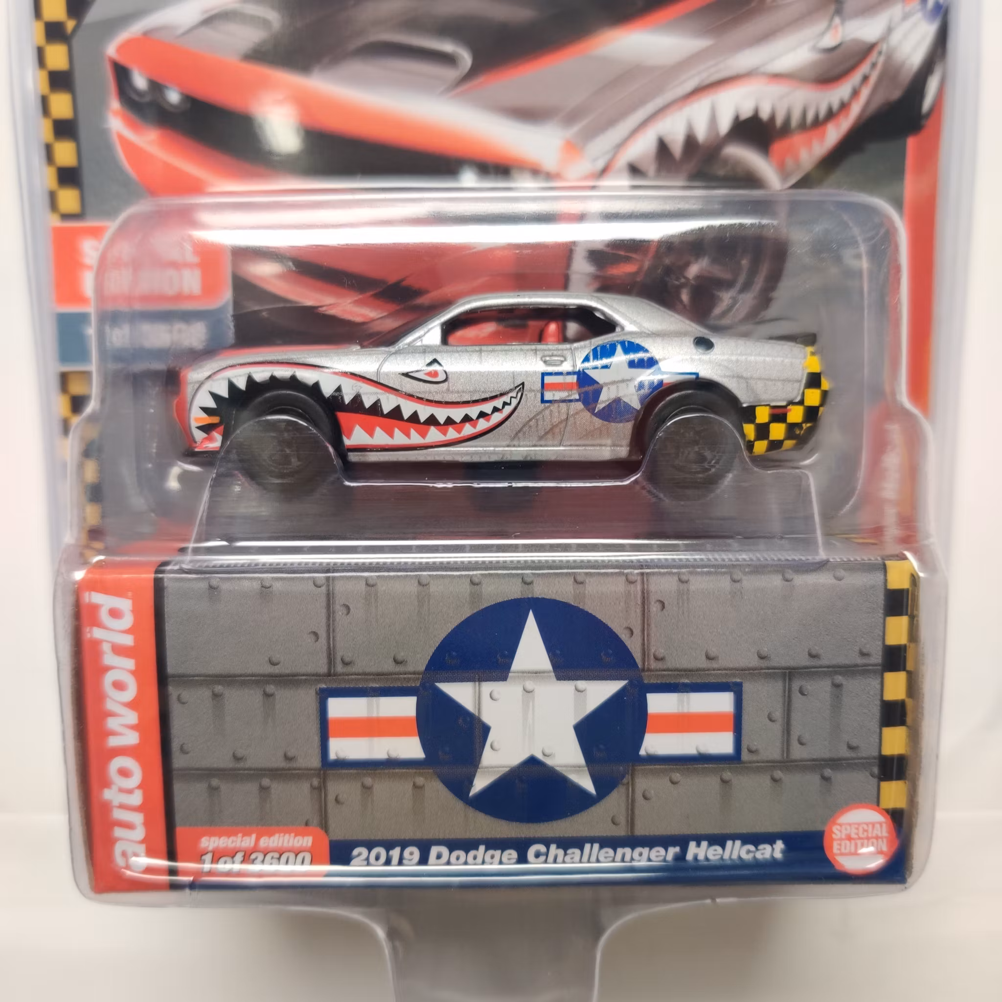 Skala 1/64 - Dodge Challenger Hellcat 2019 "The Bomber" fr Auto World