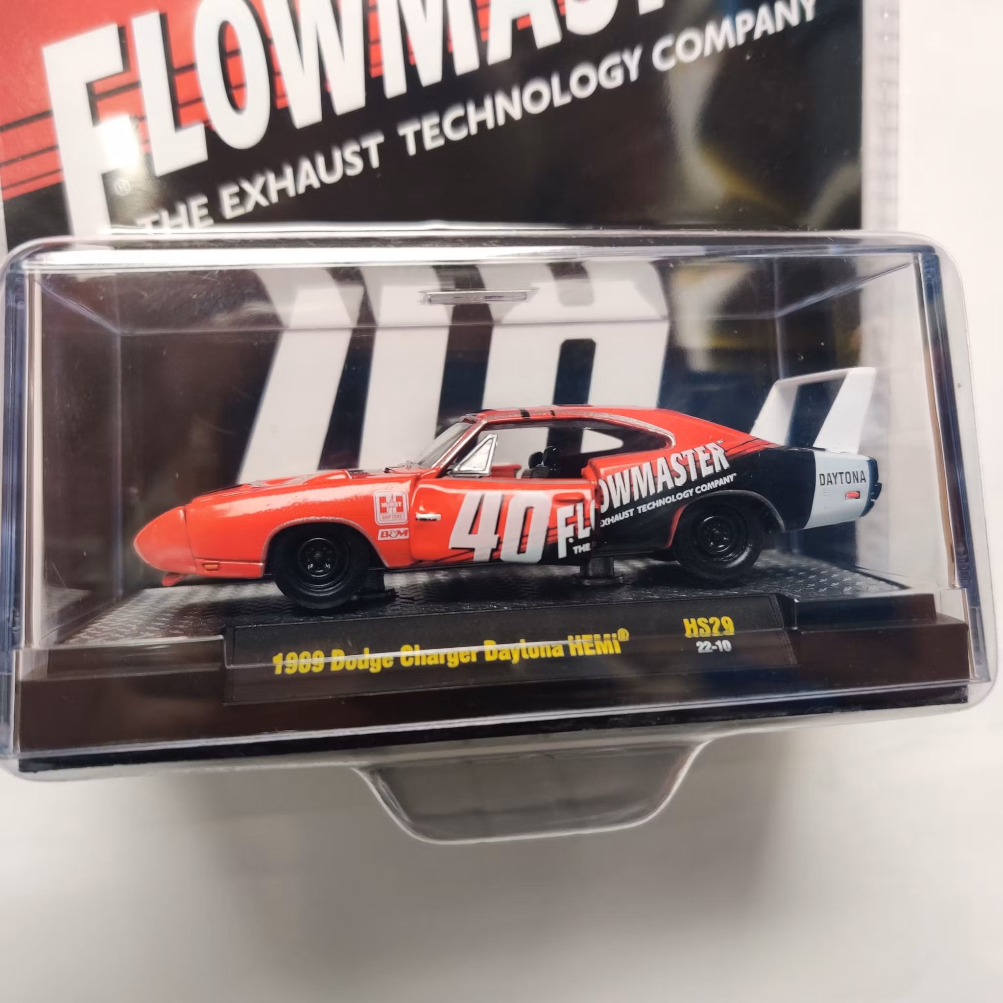 Skala 1/64 - Dodge Charger Daytona HEMI 69' "HURST, B&M & Flowmaster" fr Auto World